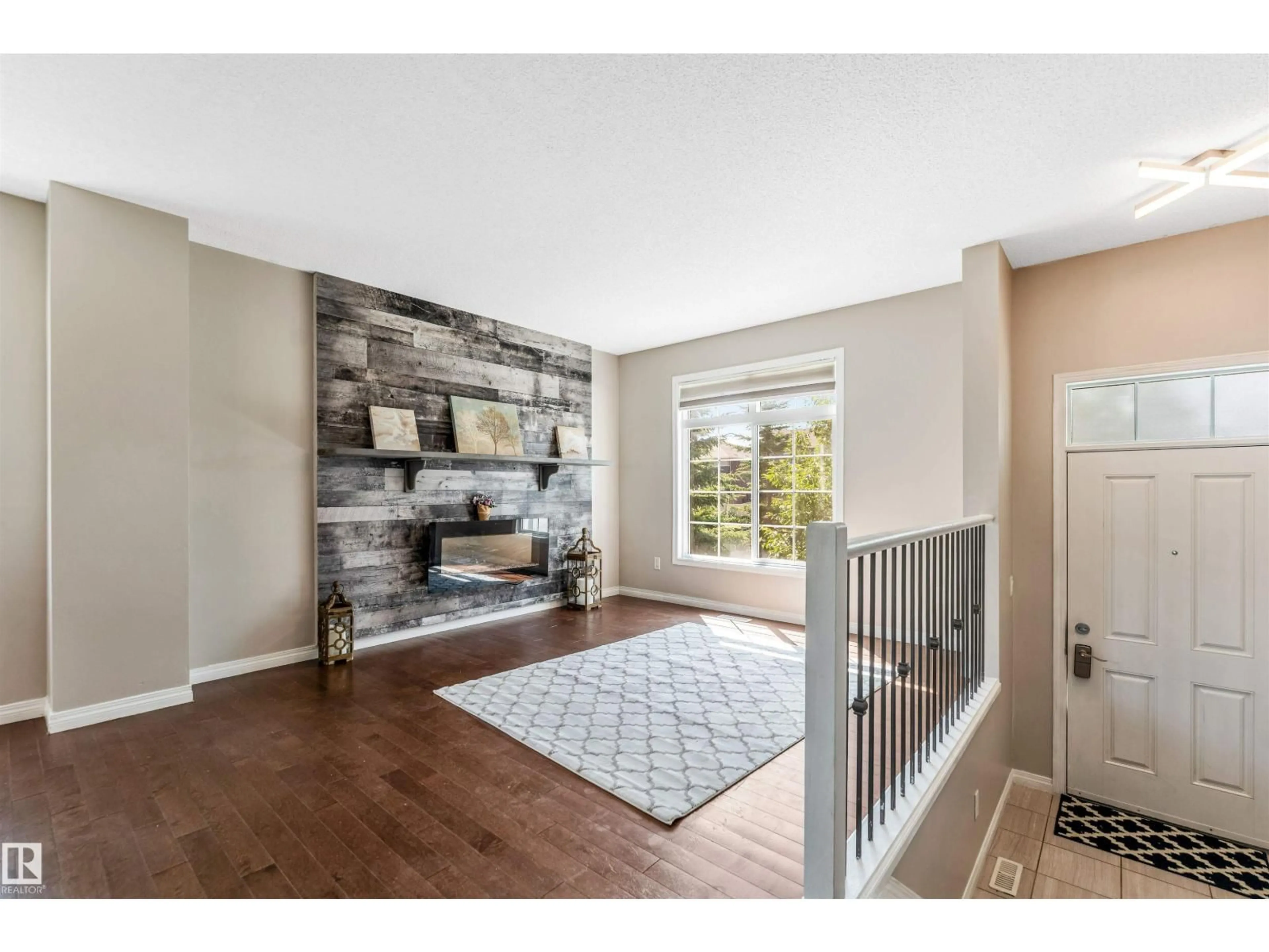 Indoor entryway for 9151 - 50 SHAW WY, Edmonton Alberta T6X1W7