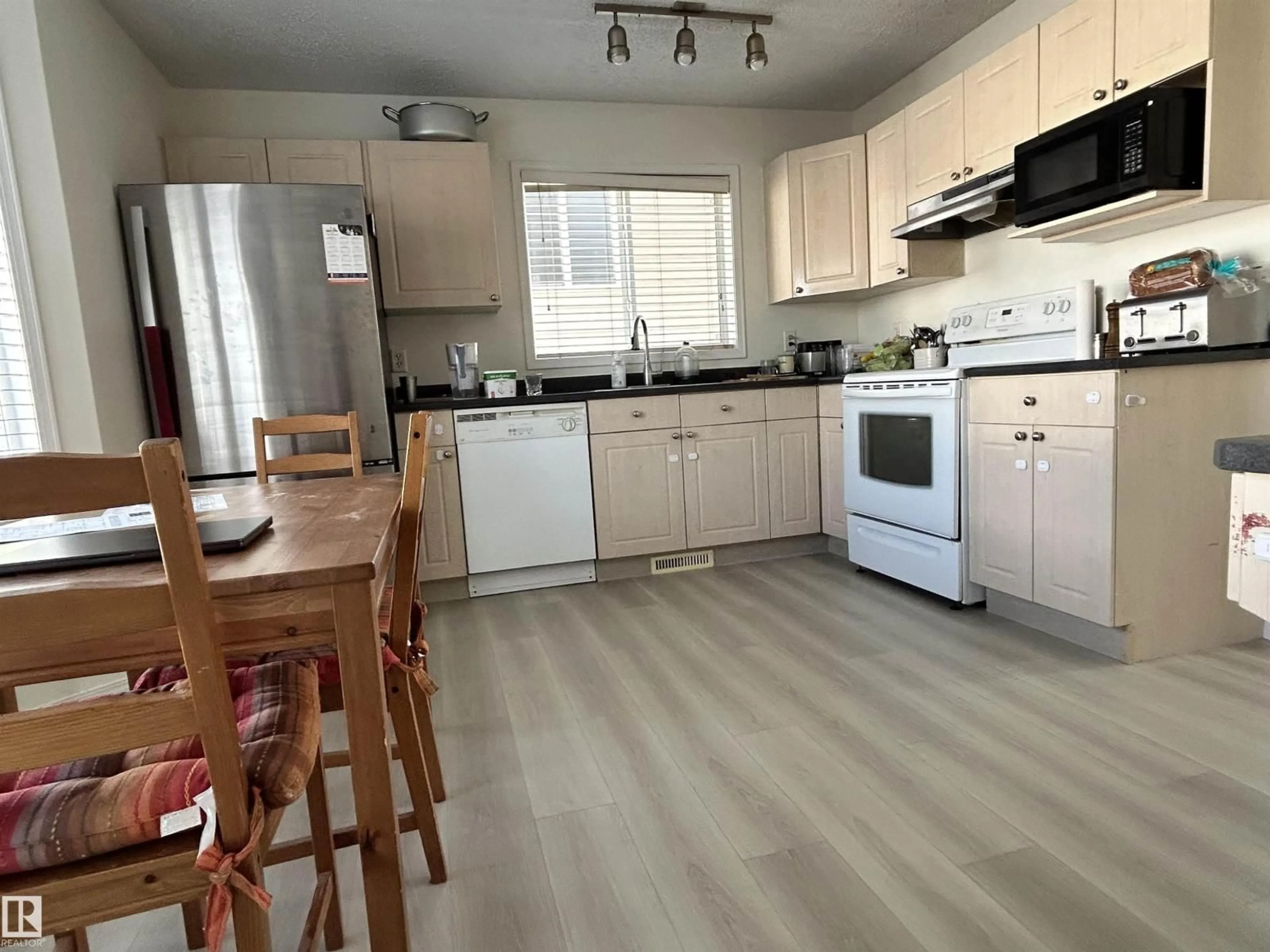 Standard kitchen, unknown for 1914 37 AVE, Edmonton Alberta T6T1S7