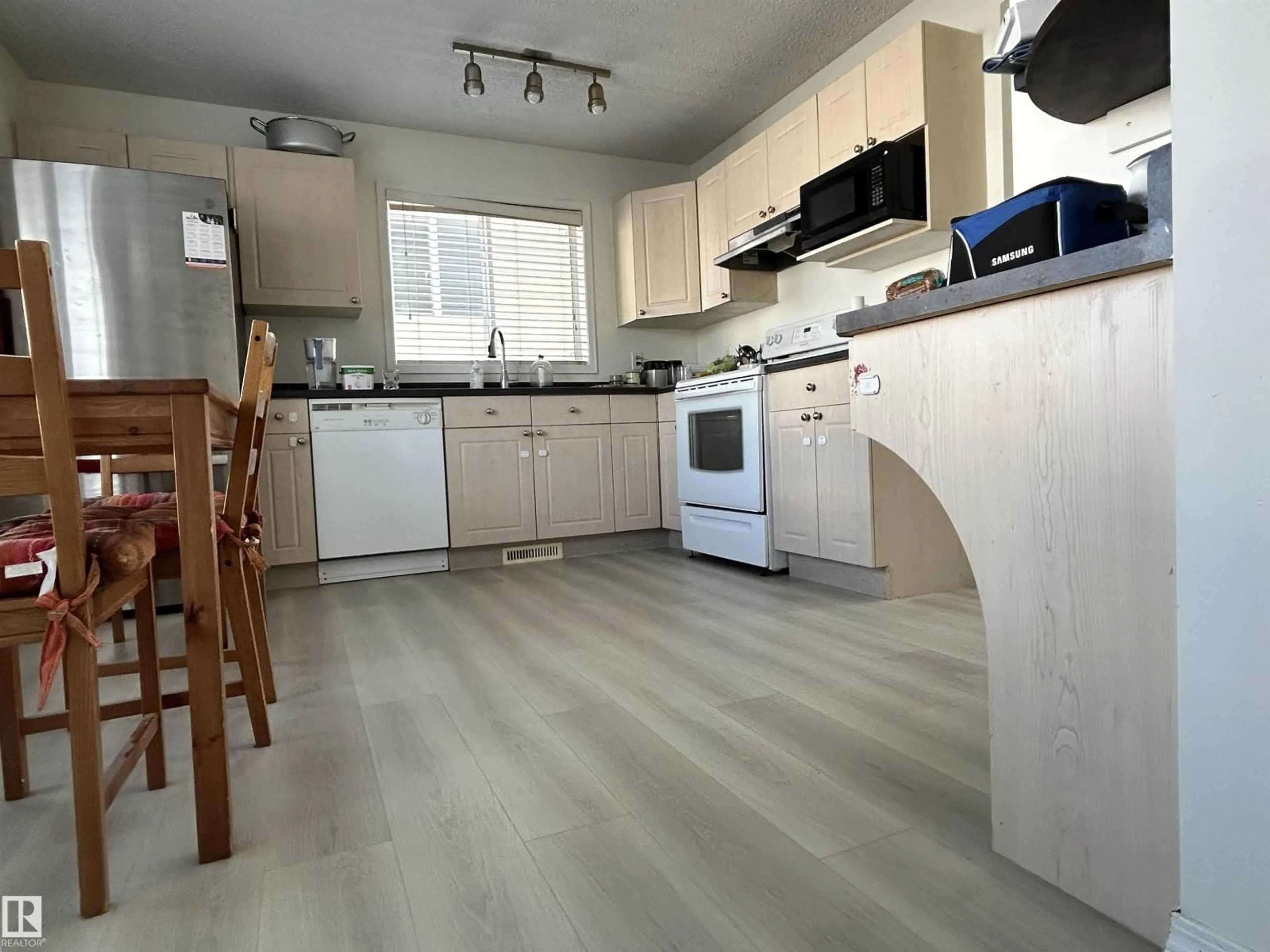 Unknown for 1914 37 AVE, Edmonton Alberta T6T1S7