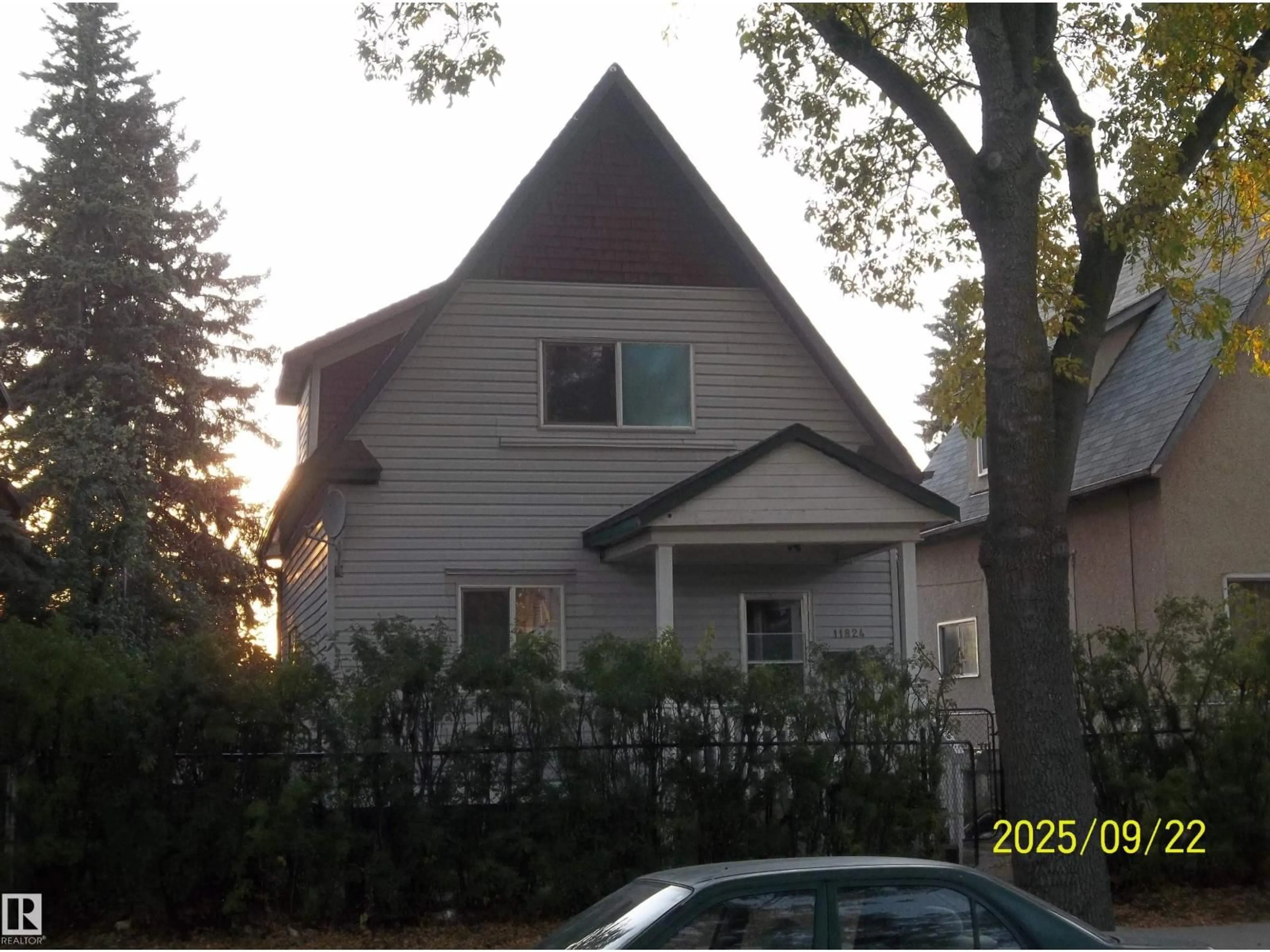 Home with vinyl exterior material, street for NW - 11824 79 ST, Edmonton Alberta T5B2L1