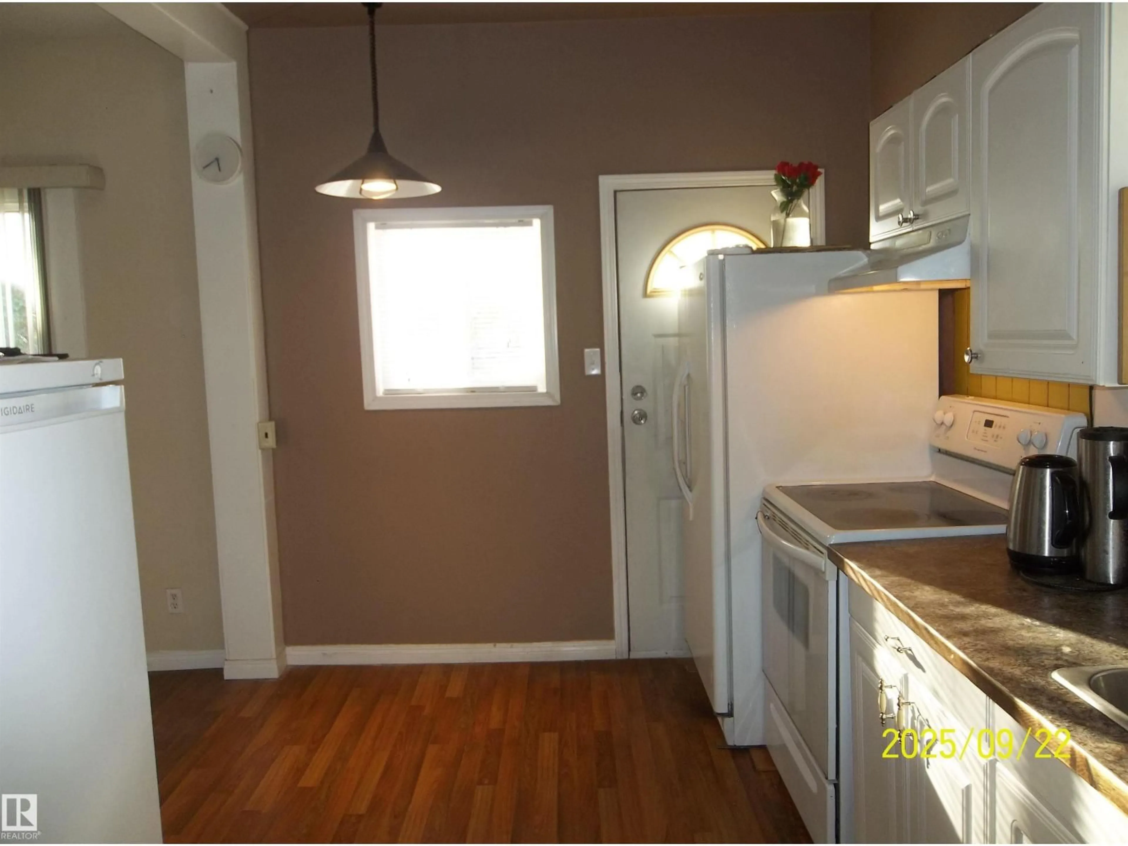 Standard kitchen, unknown for NW - 11824 79 ST, Edmonton Alberta T5B2L1