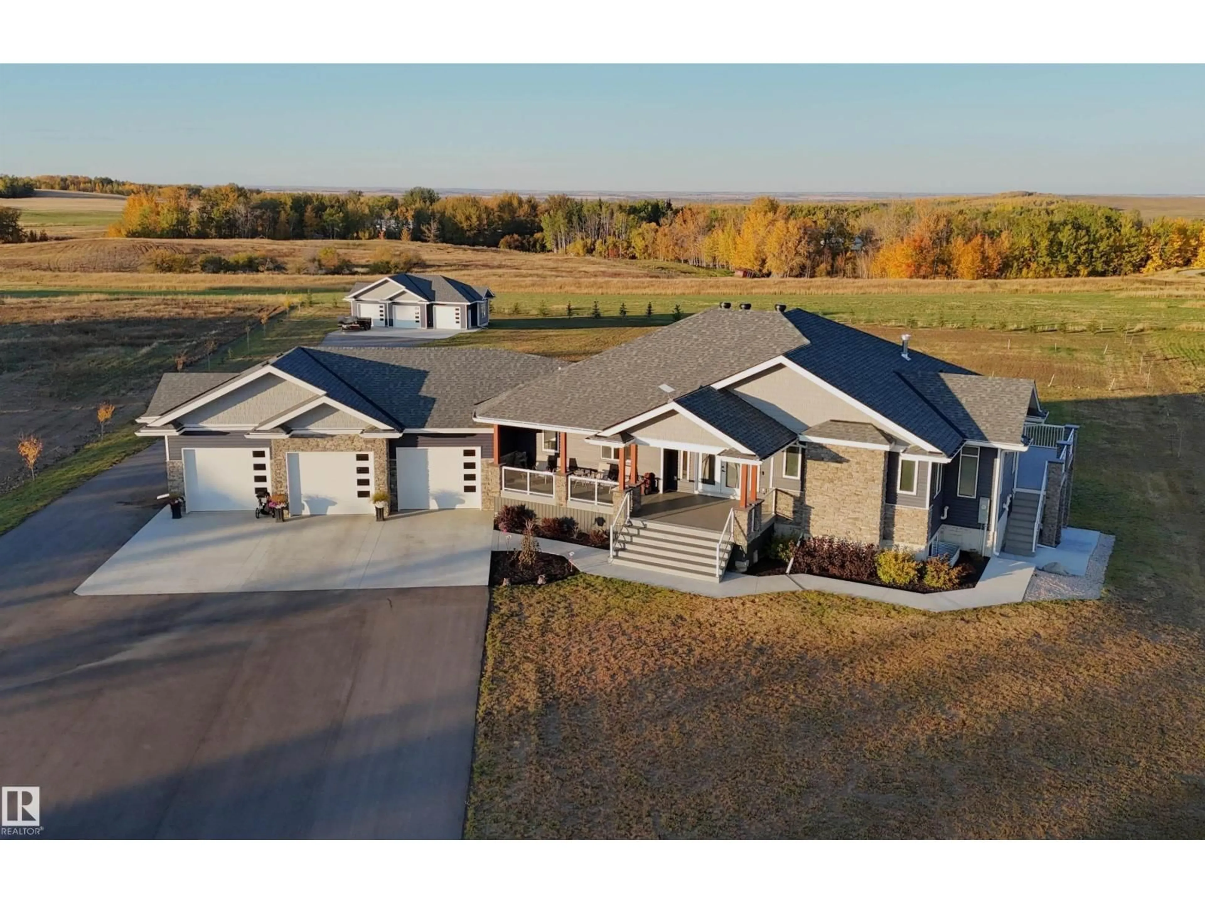 A pic from outside/outdoor area/front of a property/back of a property/a pic from drone, unknown for 45 RGE ROAD 274, Rural Parkland County Alberta T7X3S4