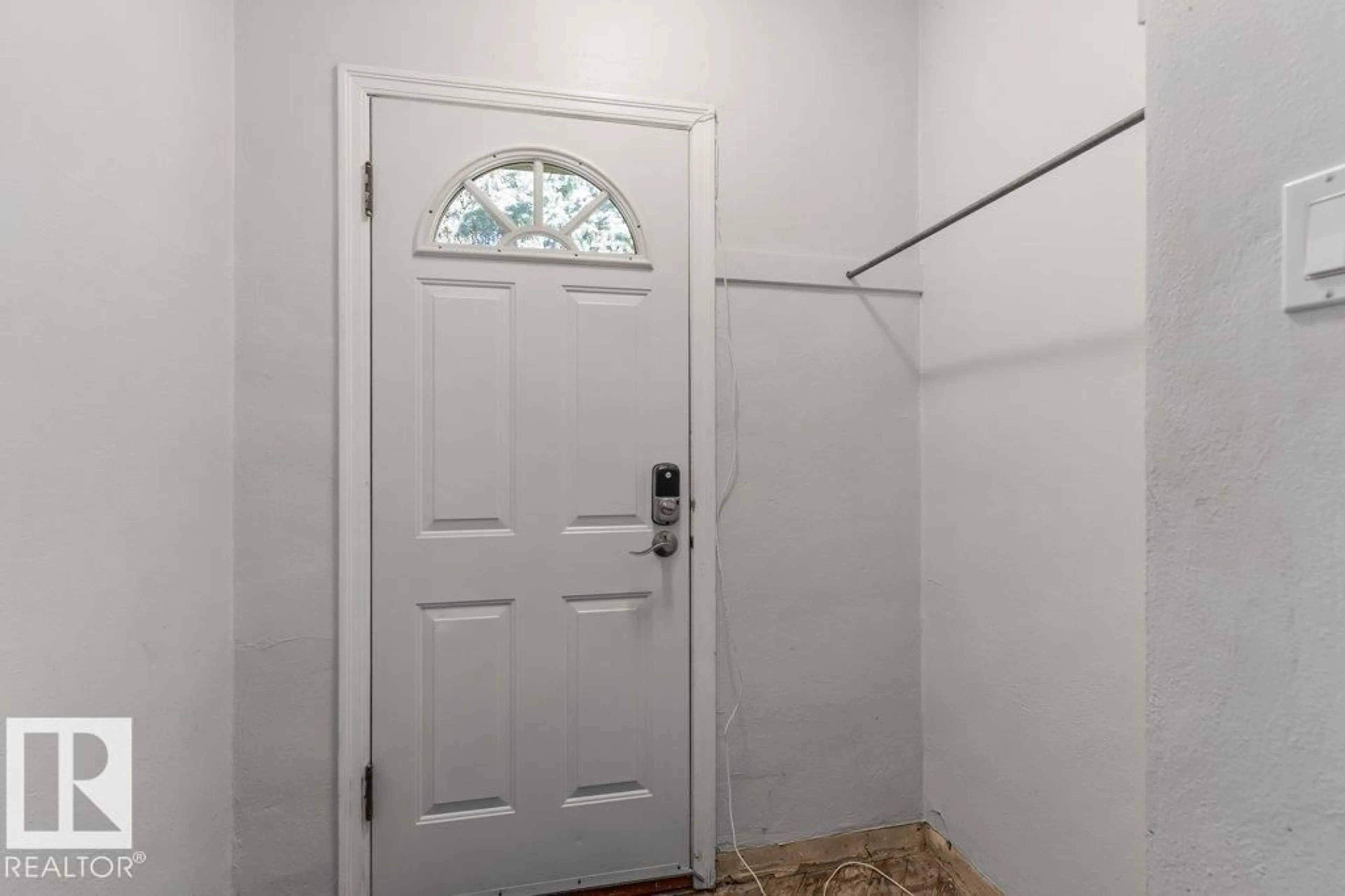 Indoor entryway for 10749 72 AV, Edmonton Alberta T6E1A2