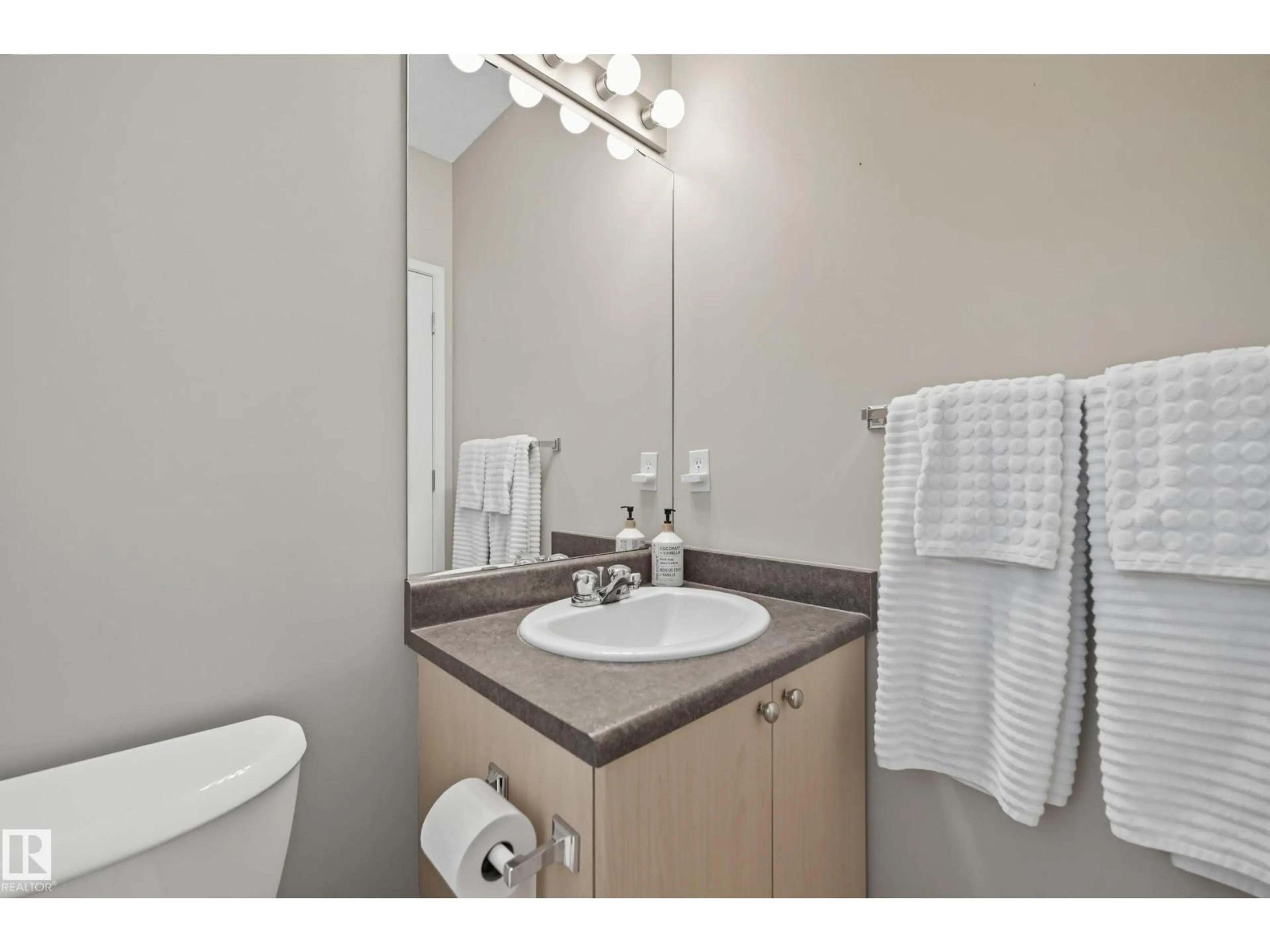 Standard bathroom, unknown for 18 VIRGINIA AV, Spruce Grove Alberta T7X4P6