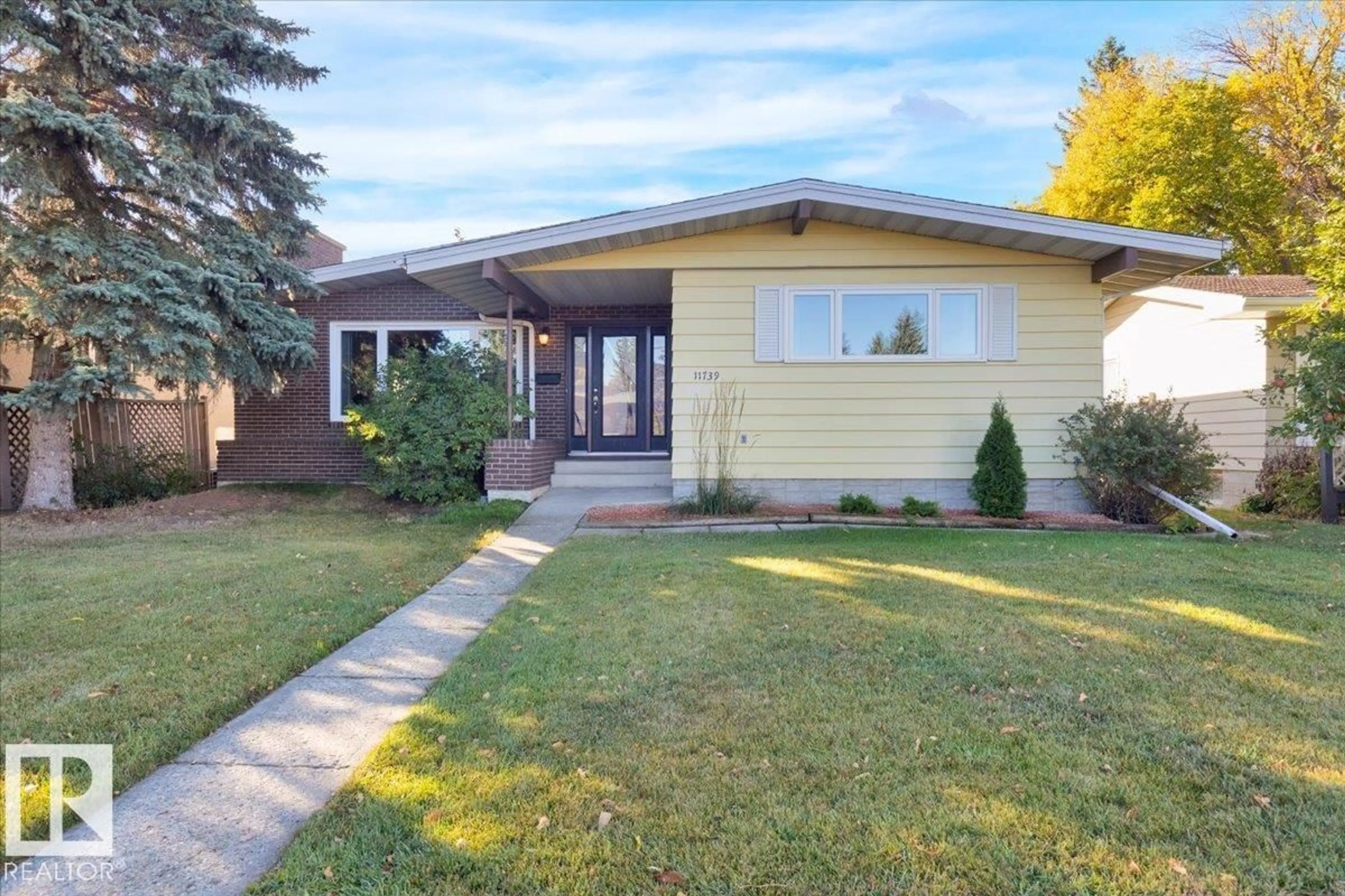 Home with vinyl exterior material, street for 11739 39 AV, Edmonton Alberta T6J0M8