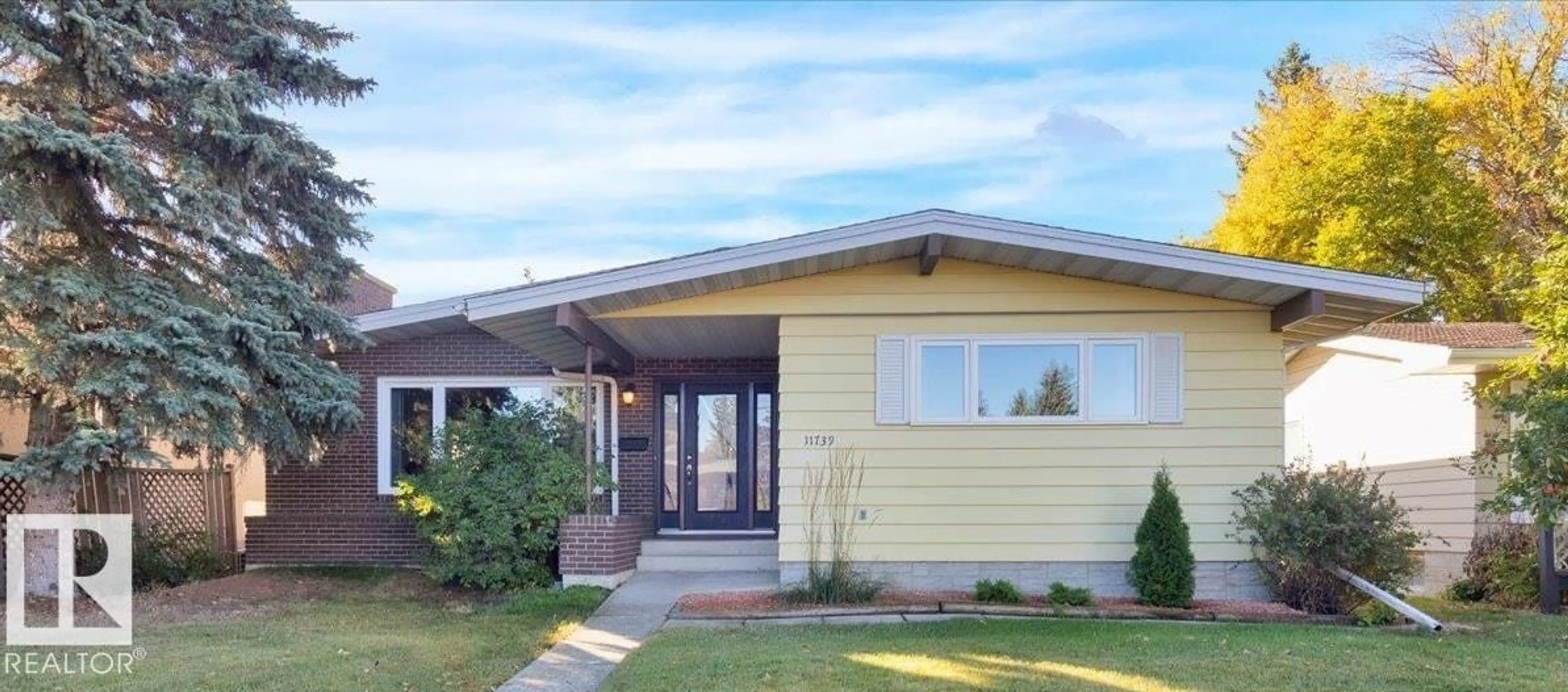 Home with vinyl exterior material, street for 11739 39 AV, Edmonton Alberta T6J0M8