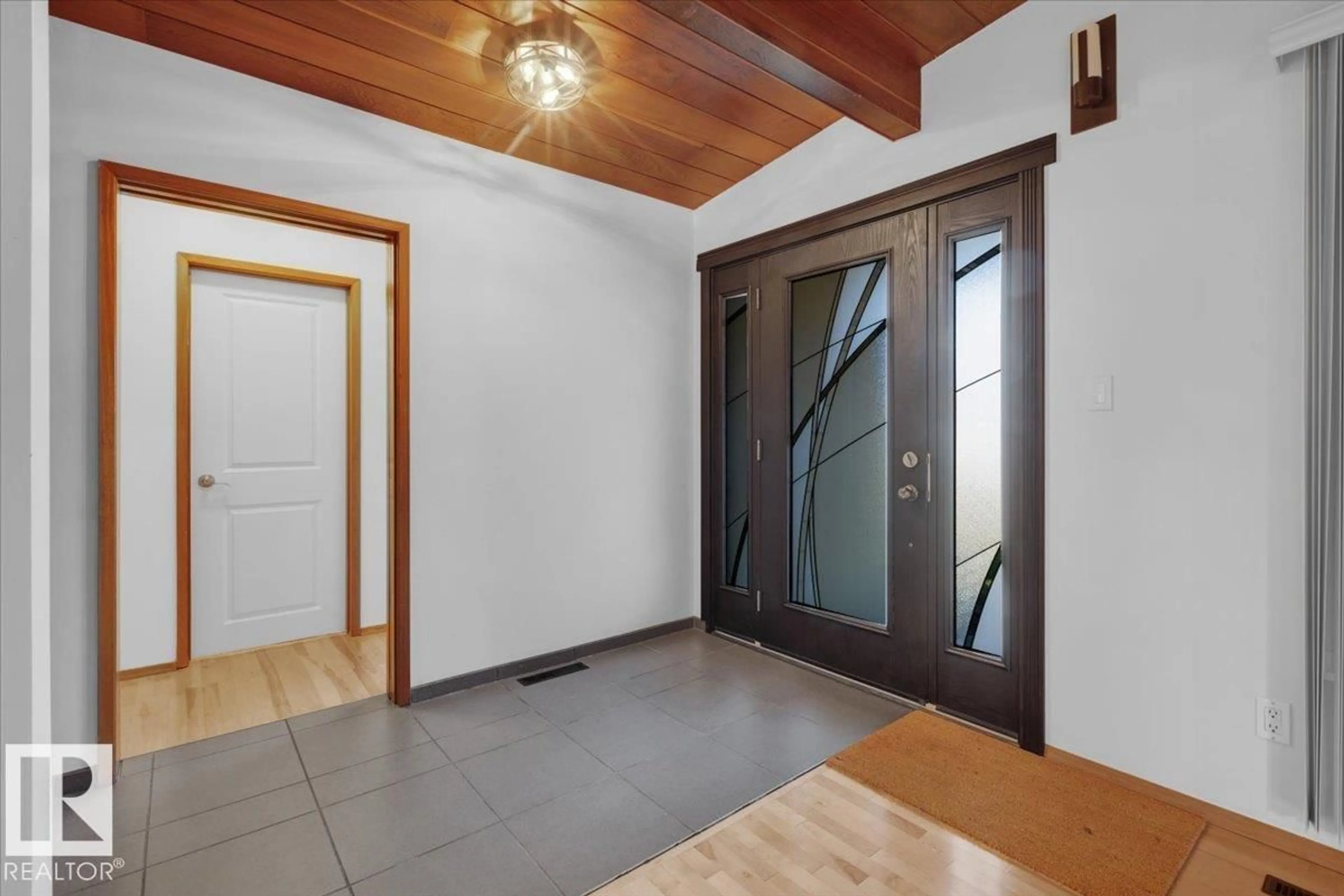 Indoor entryway for 11739 39 AV, Edmonton Alberta T6J0M8