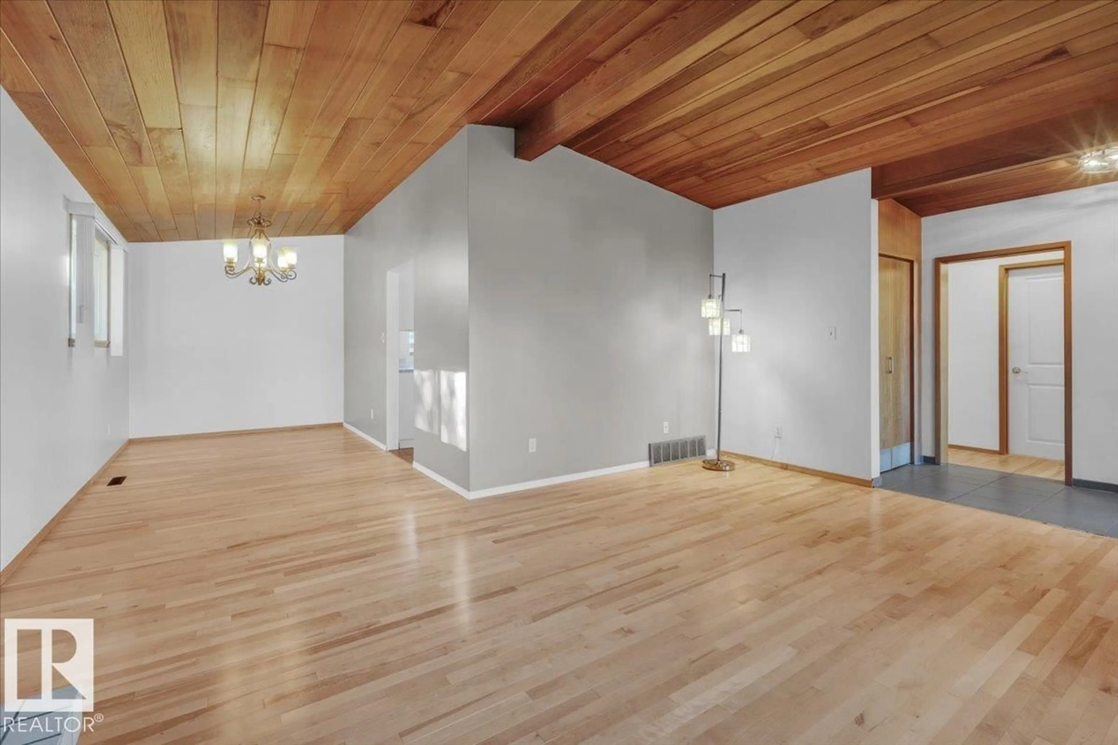 A pic of a room for 11739 39 AV, Edmonton Alberta T6J0M8