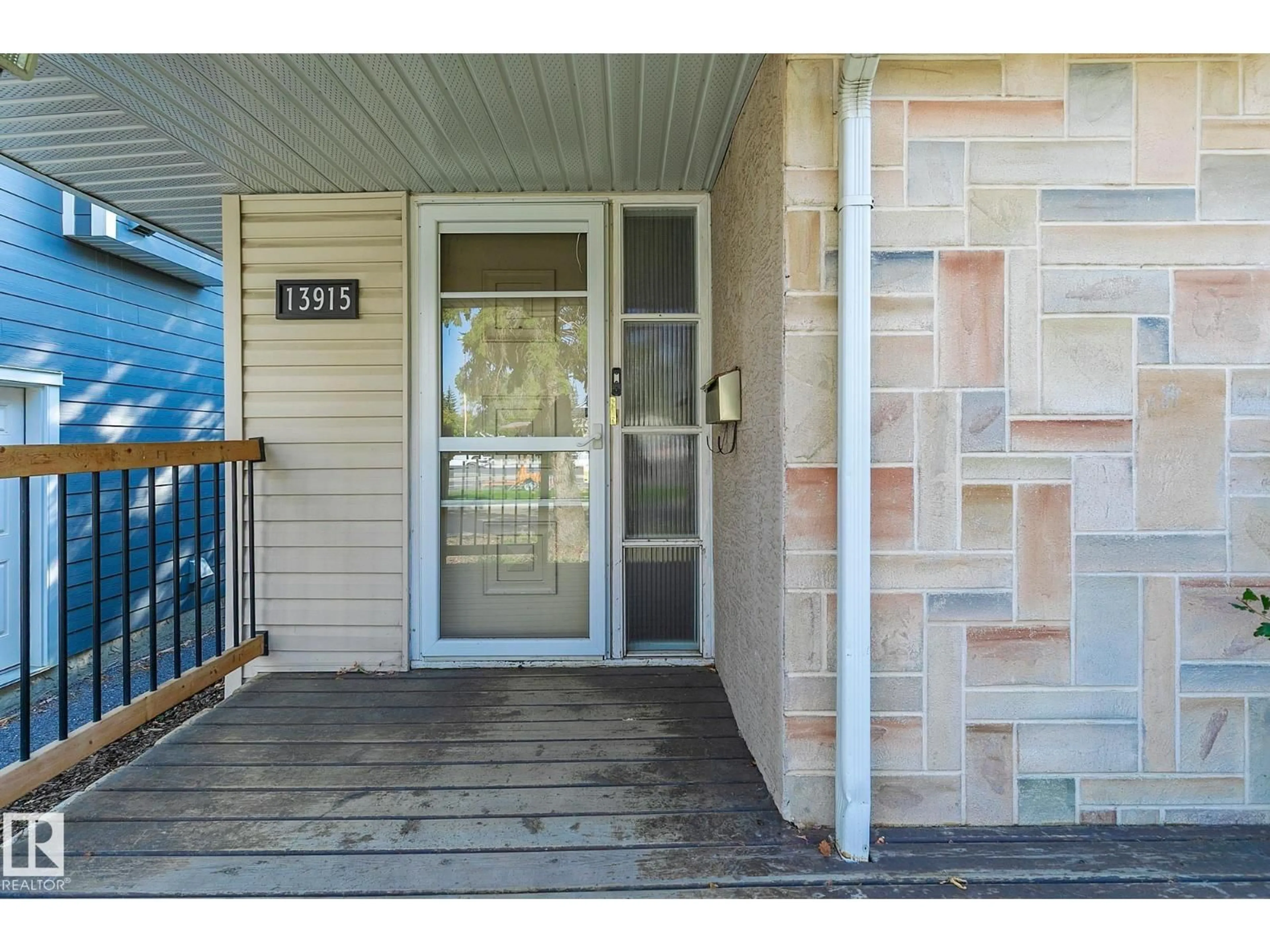 Indoor entryway for 13915 102 AV, Edmonton Alberta T5N0P5
