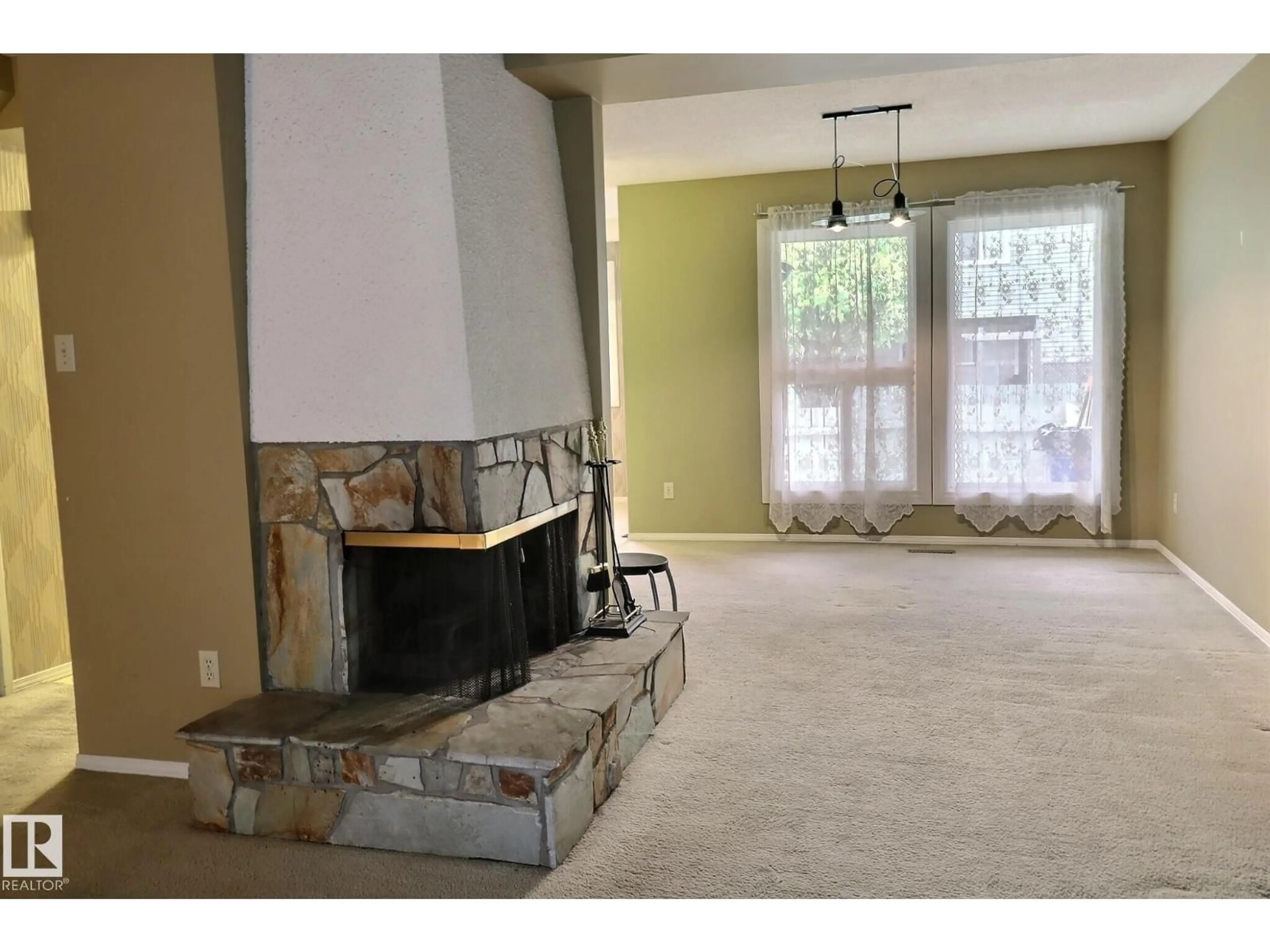 A pic of a room for 5383 HILL VIEW CR, Edmonton Alberta T6L1V9