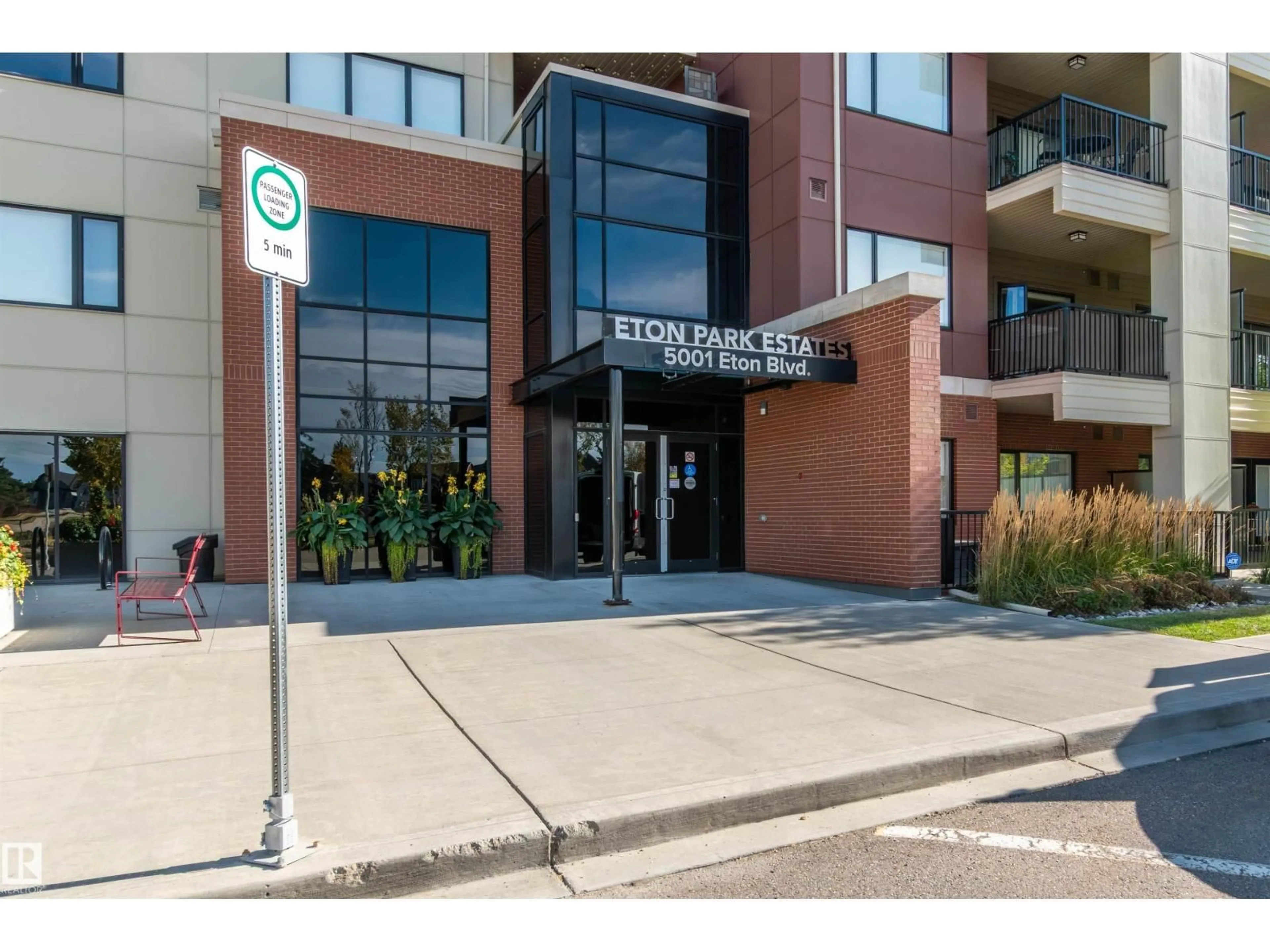 Indoor foyer for 5001 - 101 ETON BV, Sherwood Park Alberta T8H0N7