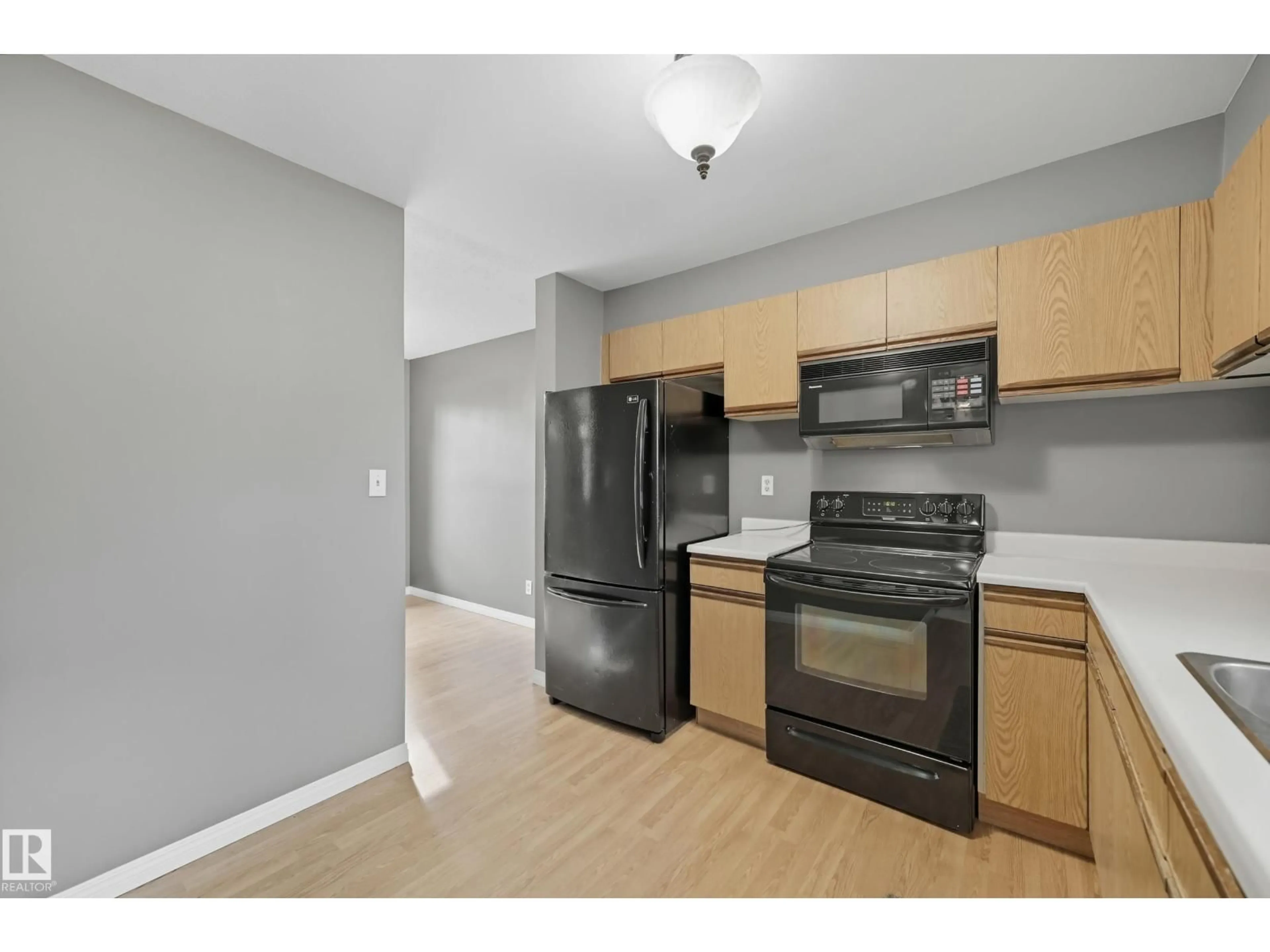 Standard kitchen, unknown for NW - 17020 100 ST, Edmonton Alberta T5X5E1