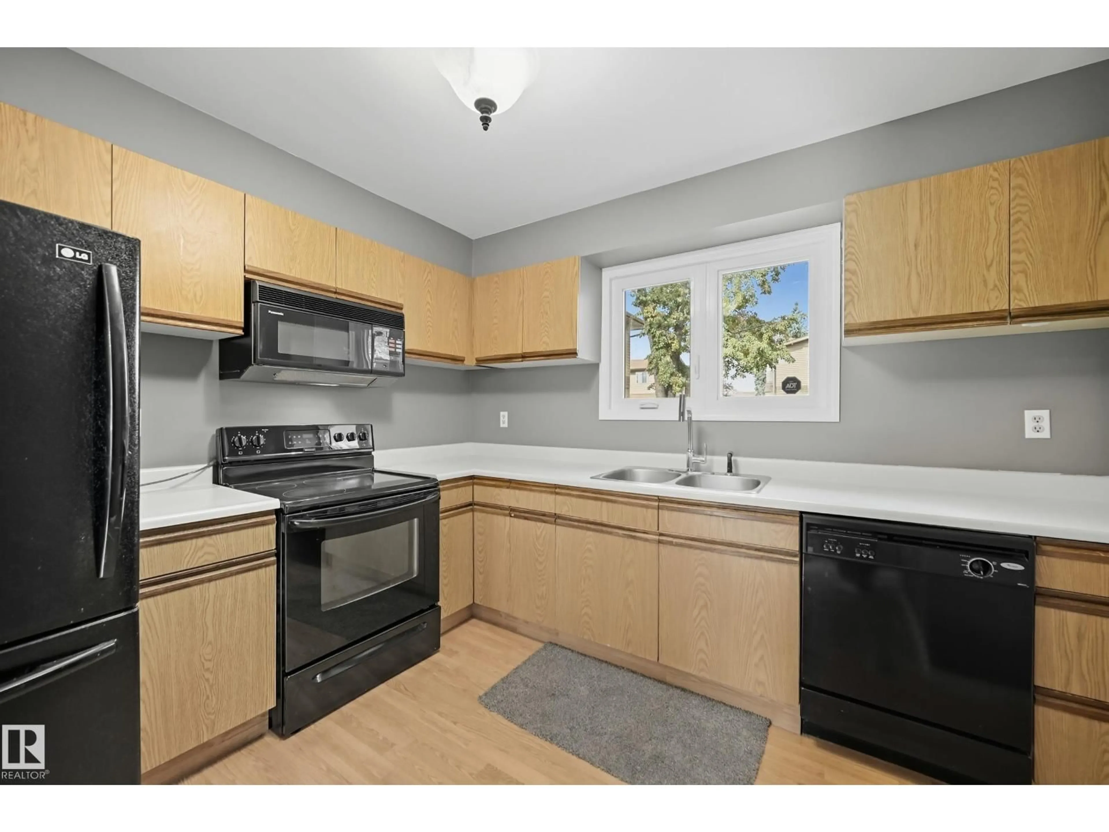 Standard kitchen, unknown for NW - 17020 100 ST, Edmonton Alberta T5X5E1