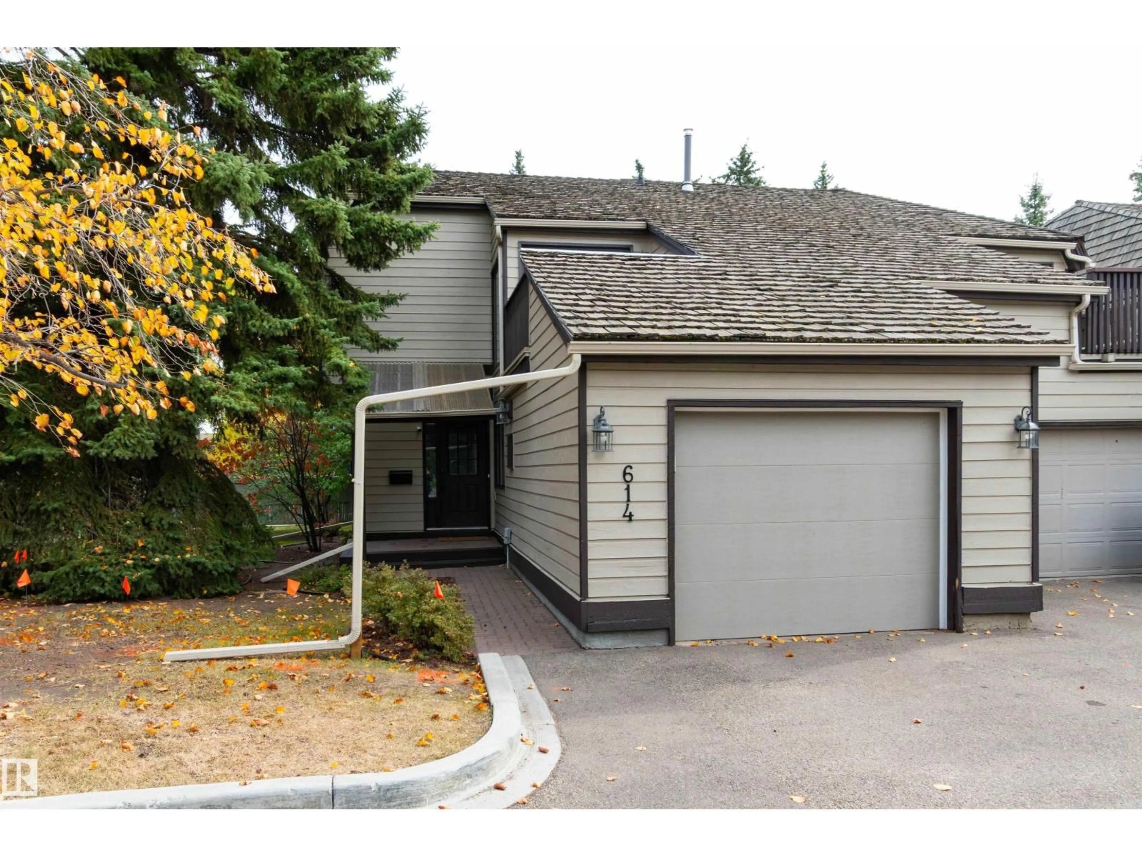 Home with vinyl exterior material, street for 614 WOODBRIDGE WY, Sherwood Park Alberta T8A4E4