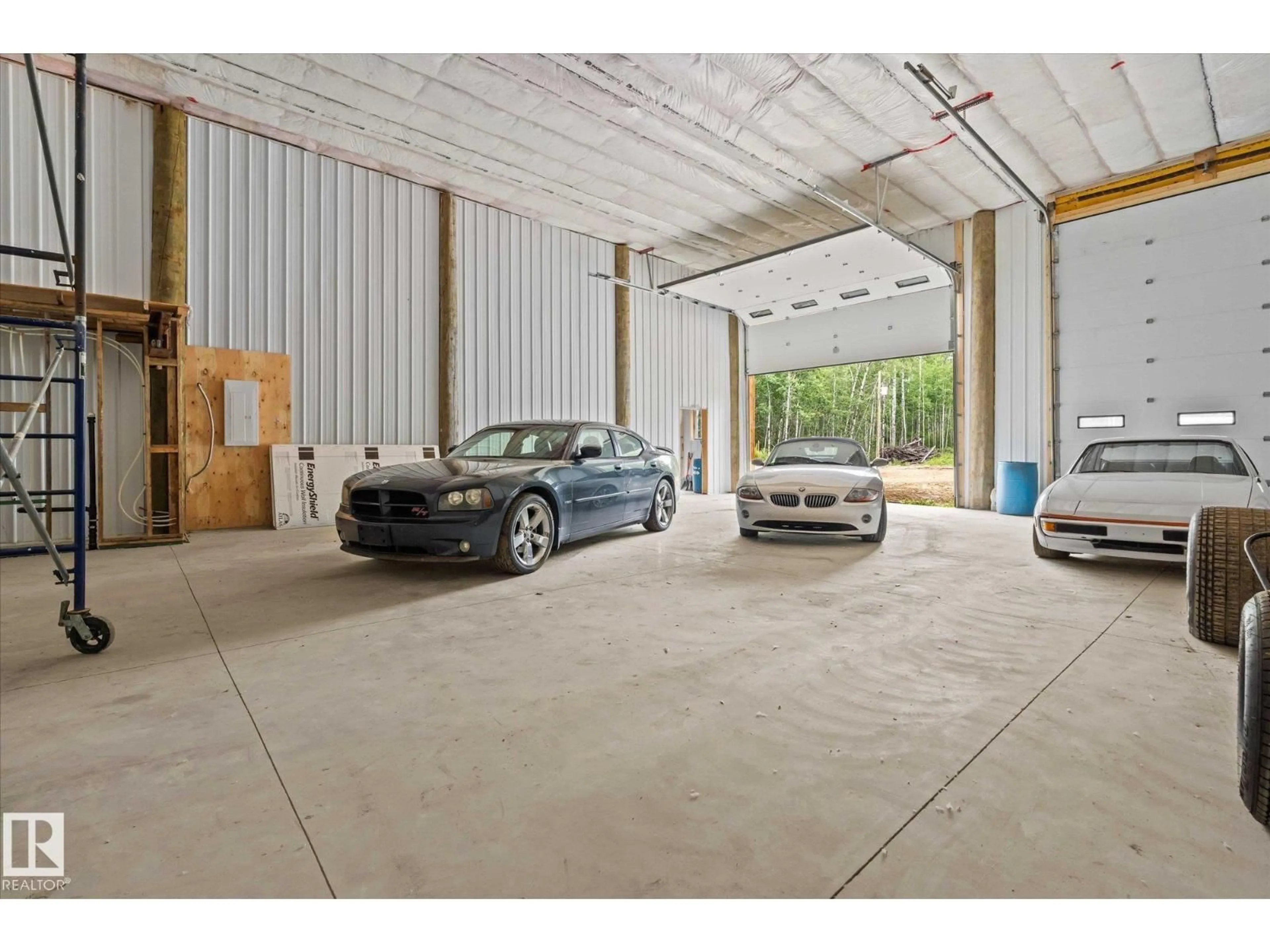 Indoor garage for 54426 RGE ROAD 15, Rural Lac Ste. Anne County Alberta T0E1V0