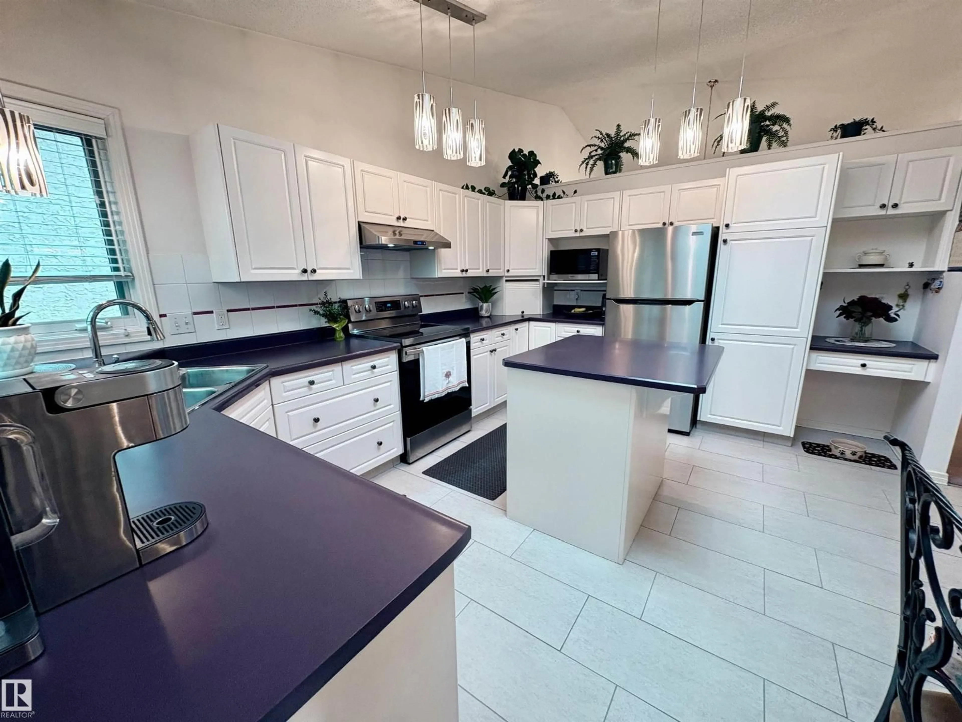 Contemporary kitchen, ceramic/tile floor for 75 WOODSIDE CR, Spruce Grove Alberta T7X3E6
