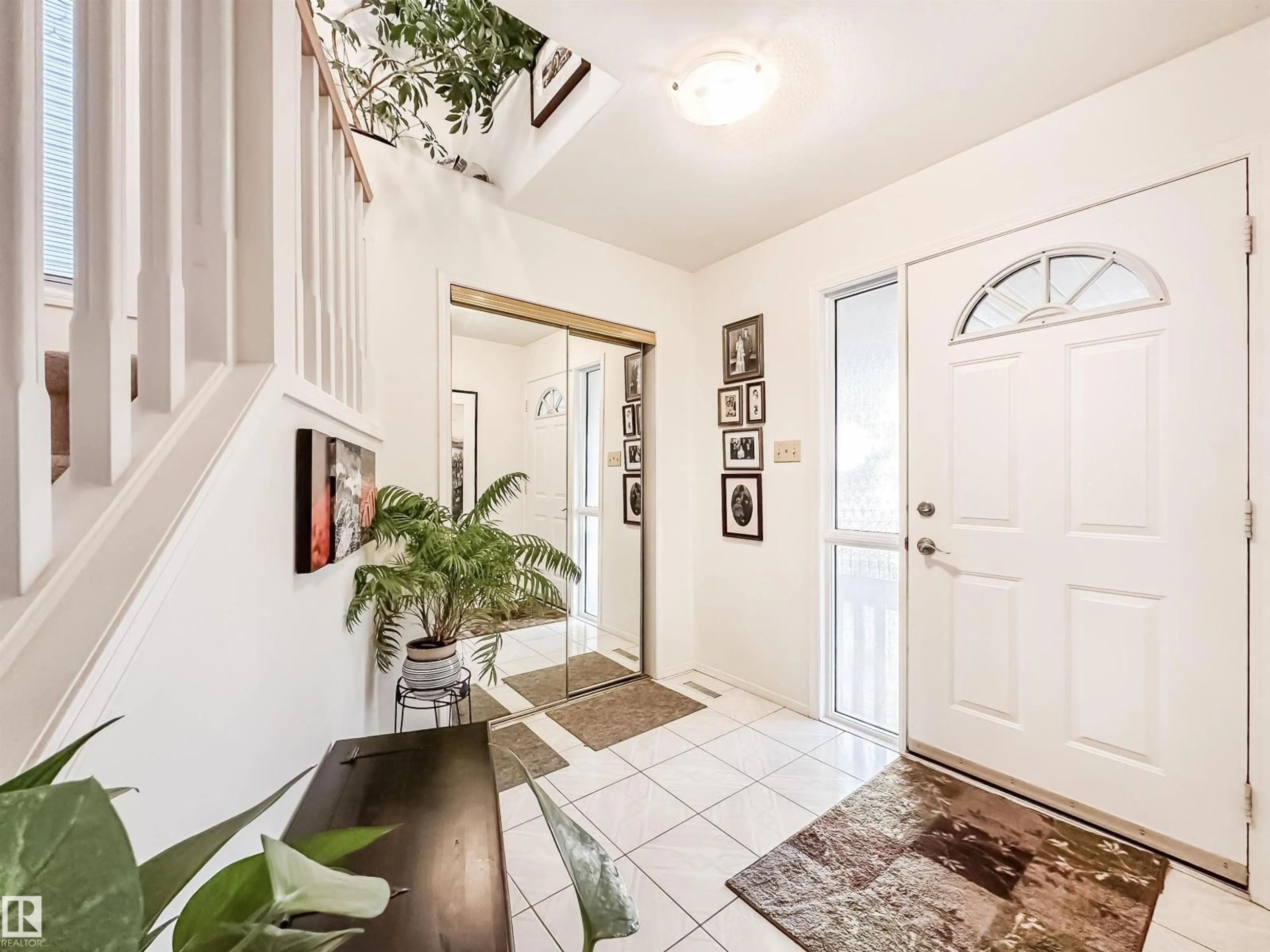 Indoor entryway for NW - 9527 100A ST, Edmonton Alberta T5K0V5
