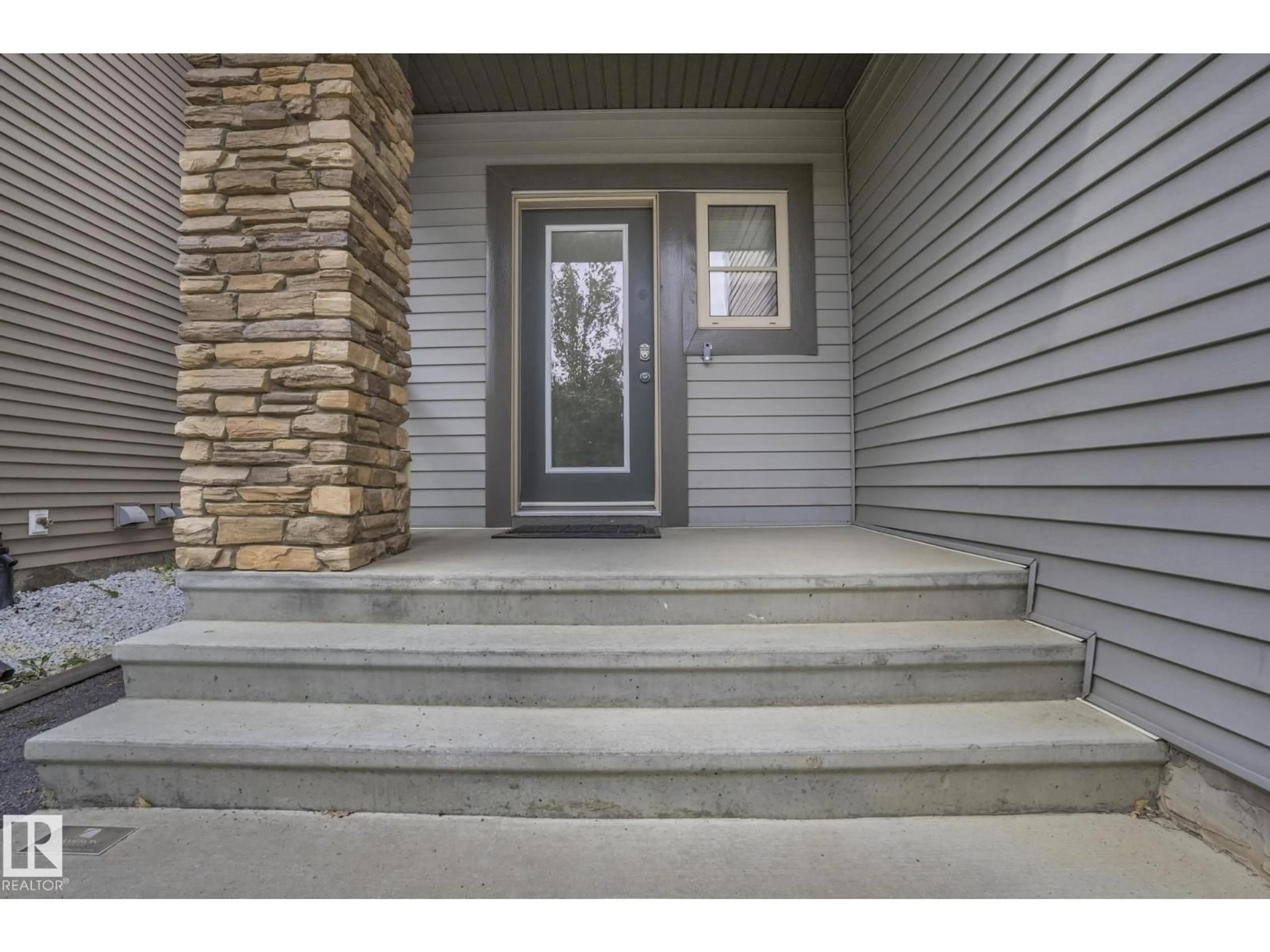 Indoor entryway for 618 ADAMS WY, Edmonton Alberta T6W0J9