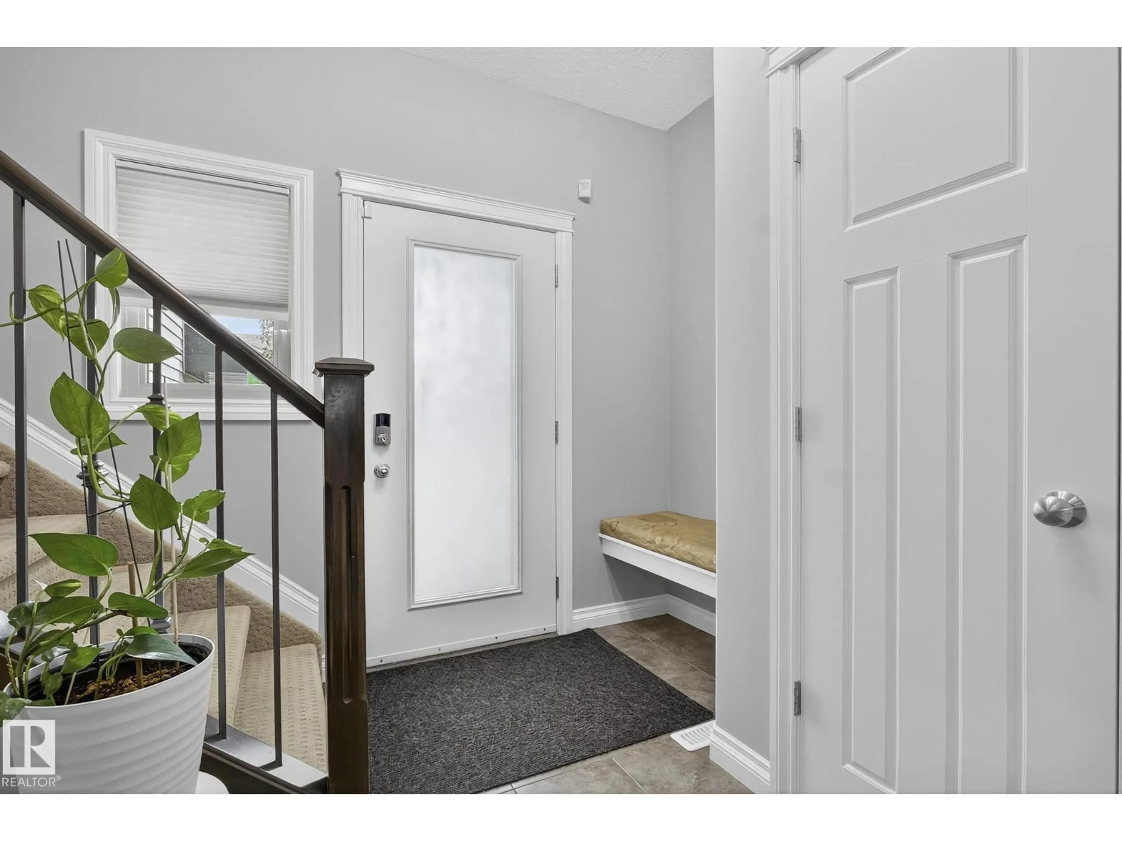 Indoor entryway for 618 ADAMS WY, Edmonton Alberta T6W0J9