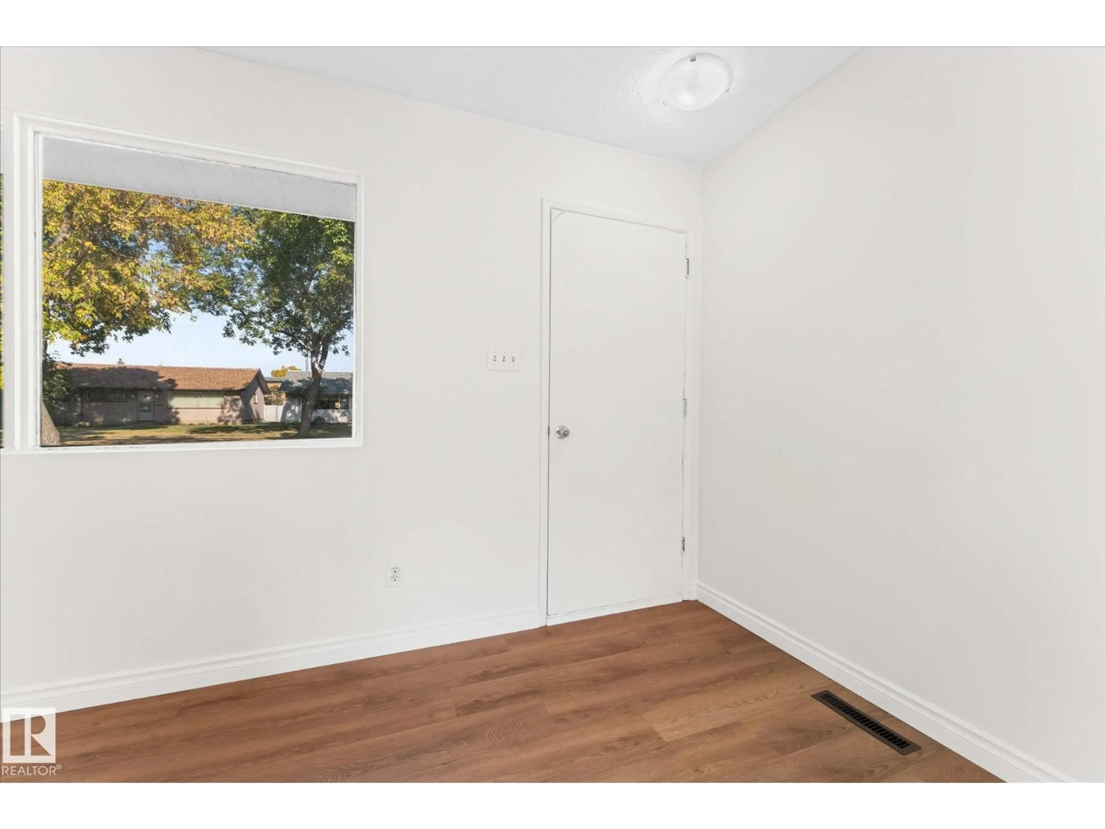 A pic of a room for 16437 106 AV, Edmonton Alberta T5P0X1