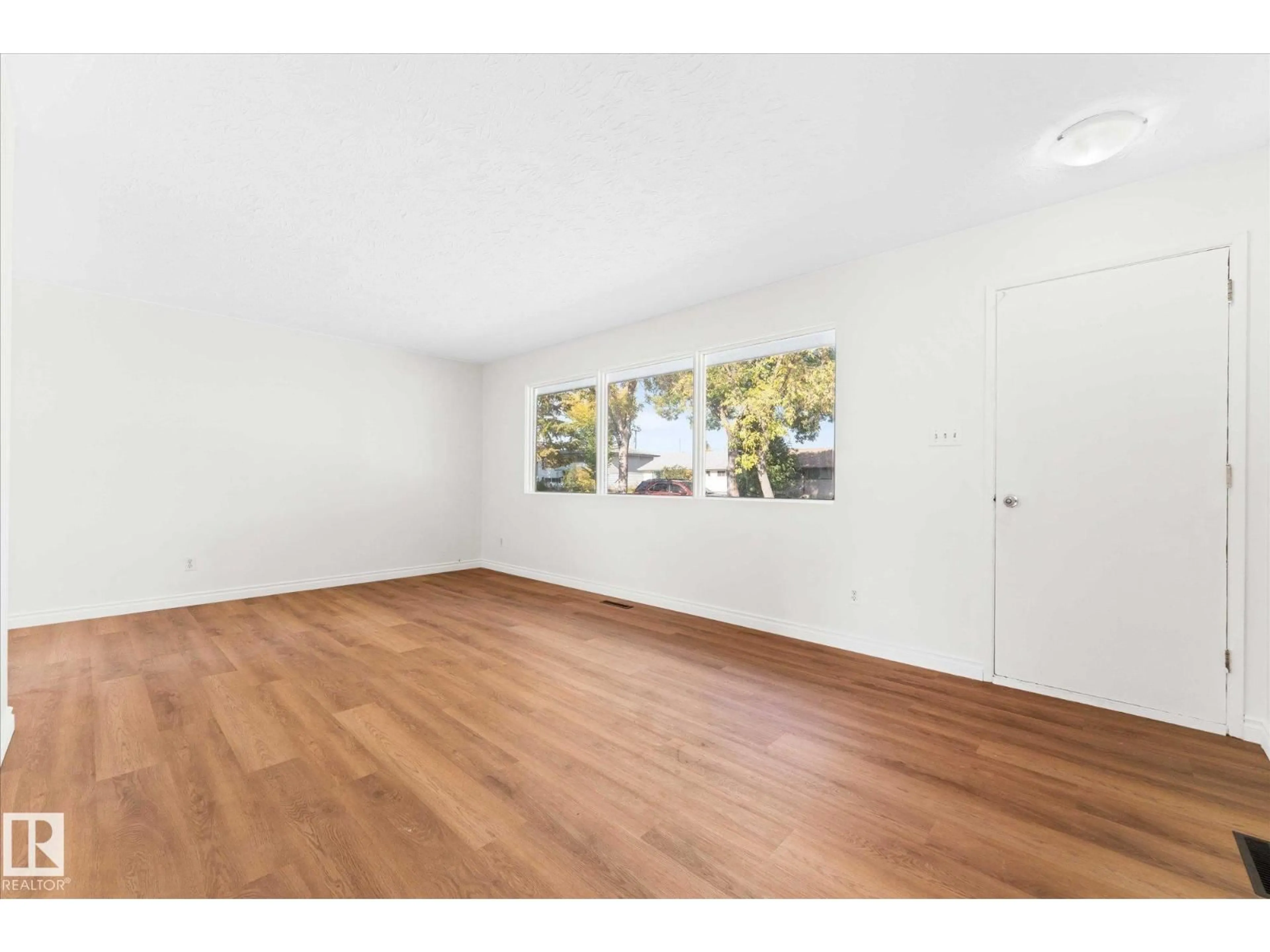 A pic of a room for 16437 106 AV, Edmonton Alberta T5P0X1