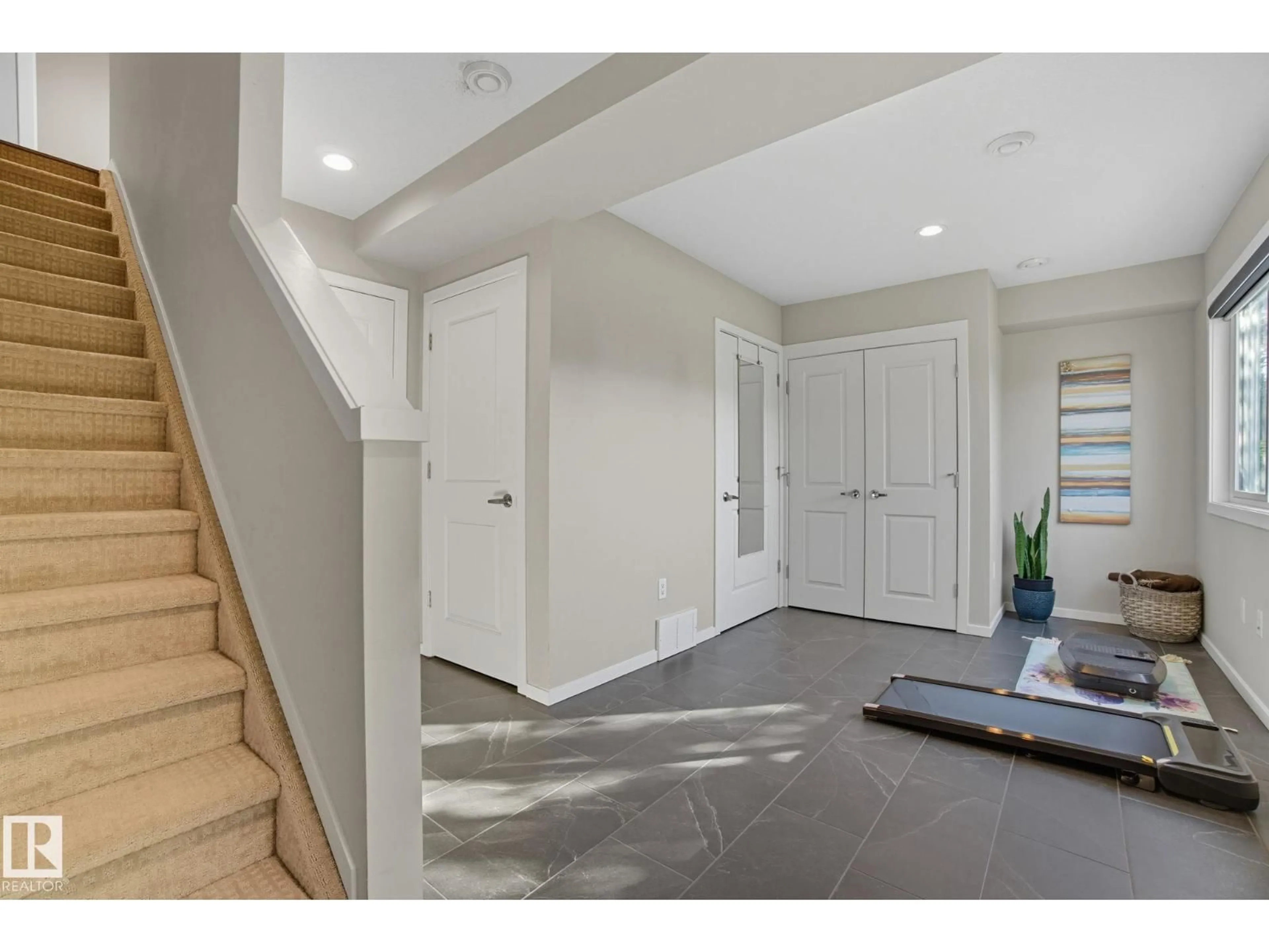 Indoor entryway for 29 1075 ROSENTHAL BV, Edmonton Alberta T5T7G5