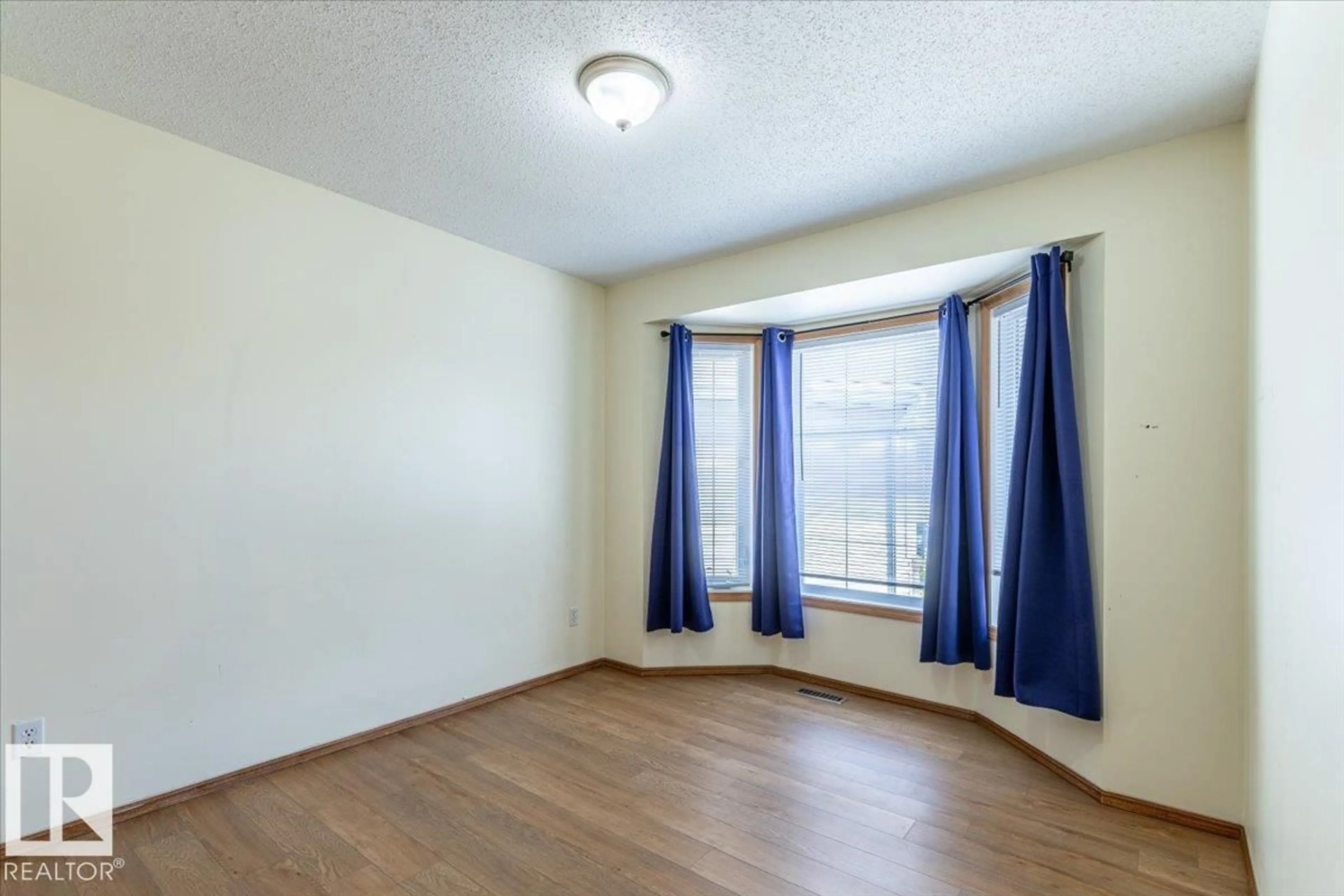A pic of a room for 4829 32 AV, Edmonton Alberta T6L4Y7