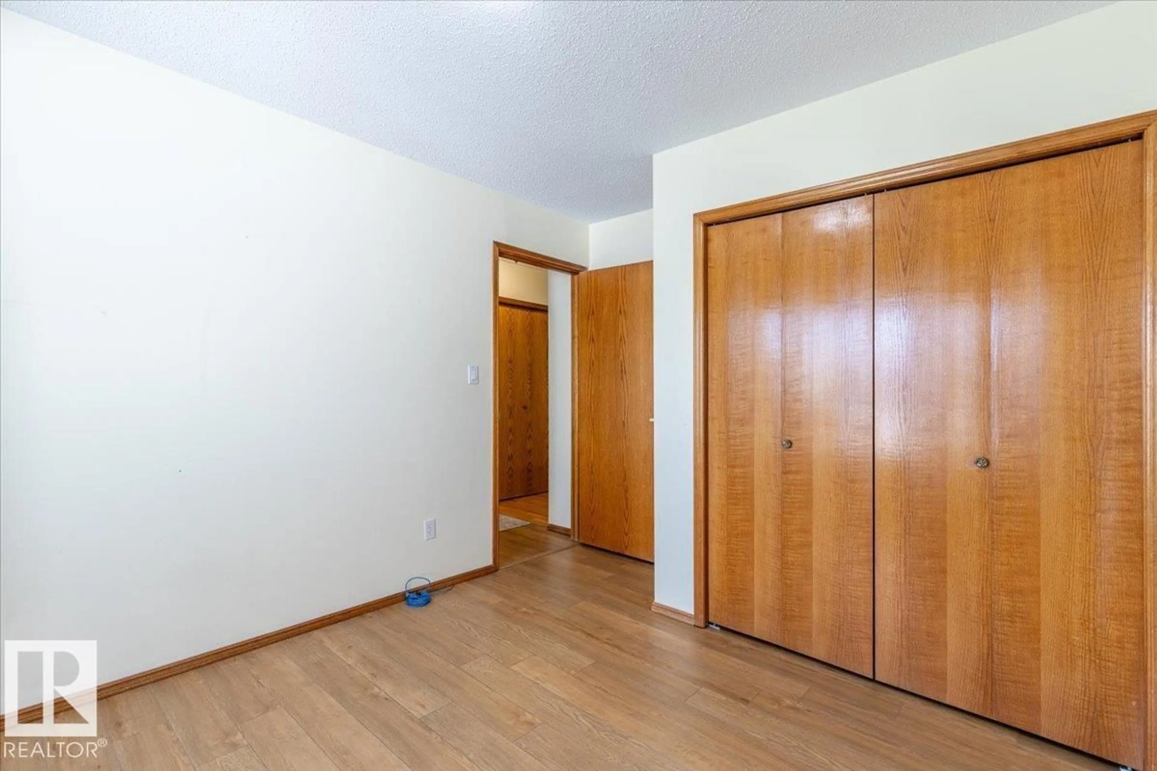 Unknown for 4829 32 AV, Edmonton Alberta T6L4Y7