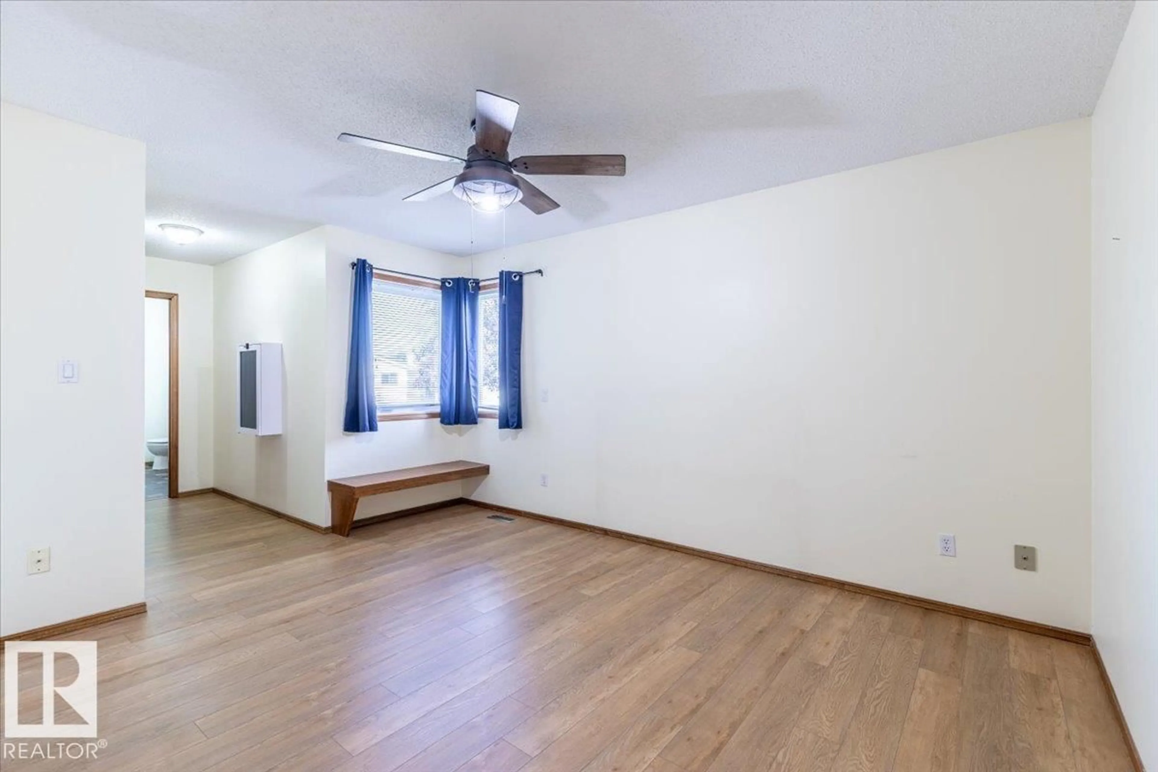 A pic of a room for 4829 32 AV, Edmonton Alberta T6L4Y7