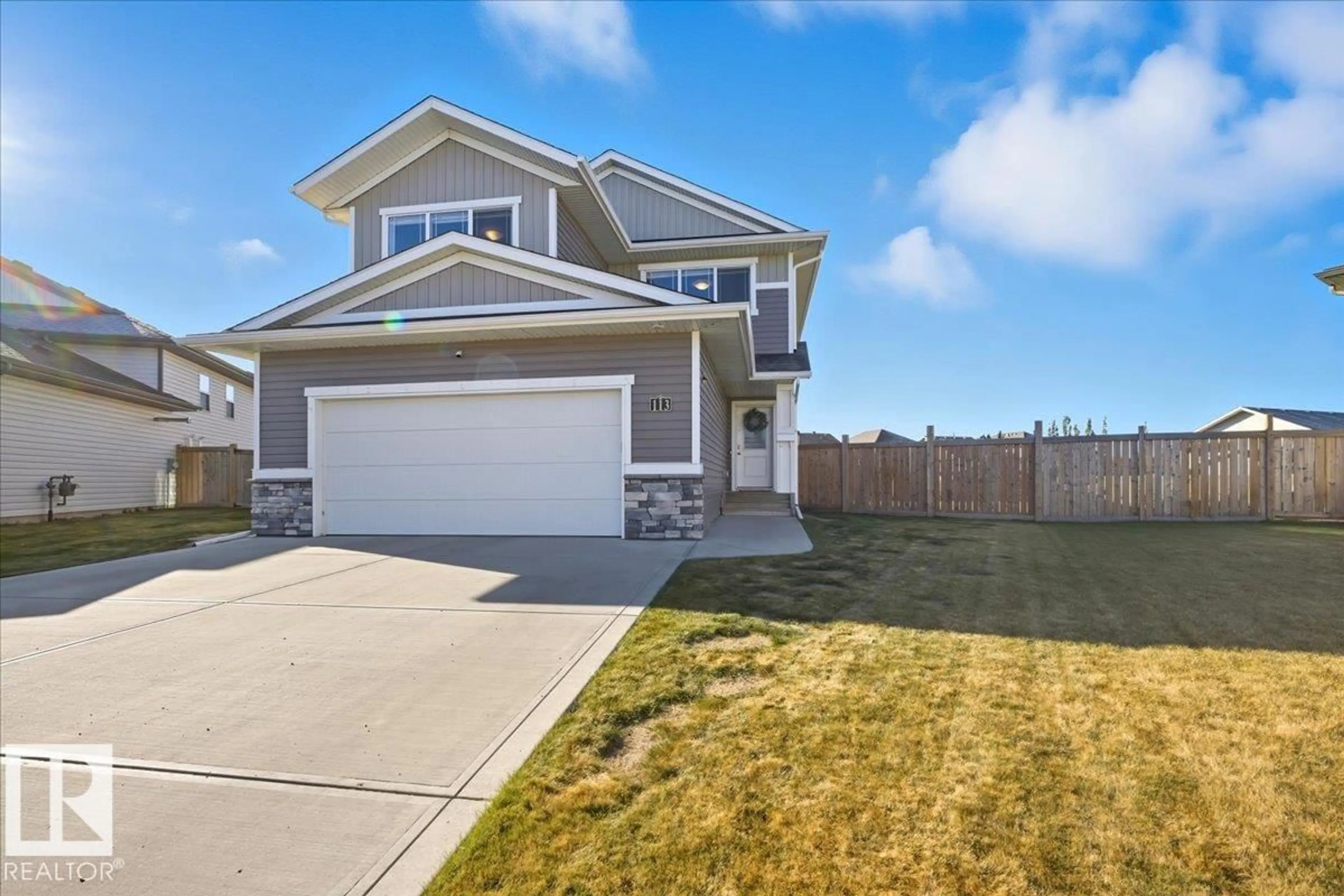 Home with vinyl exterior material, street for 113 PARK GV, Wetaskiwin Alberta T9A1X5