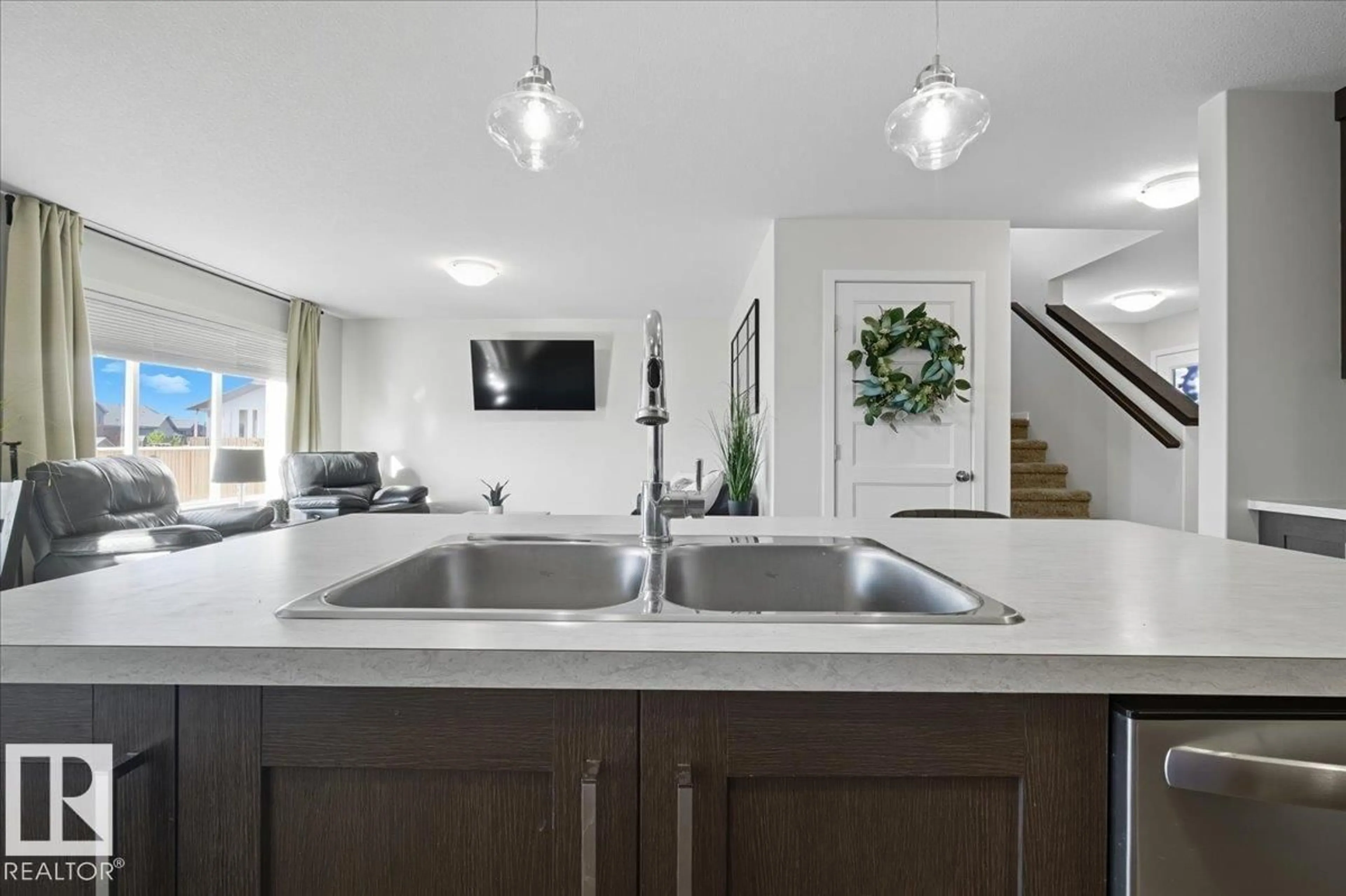 Contemporary kitchen, unknown for 113 PARK GV, Wetaskiwin Alberta T9A1X5