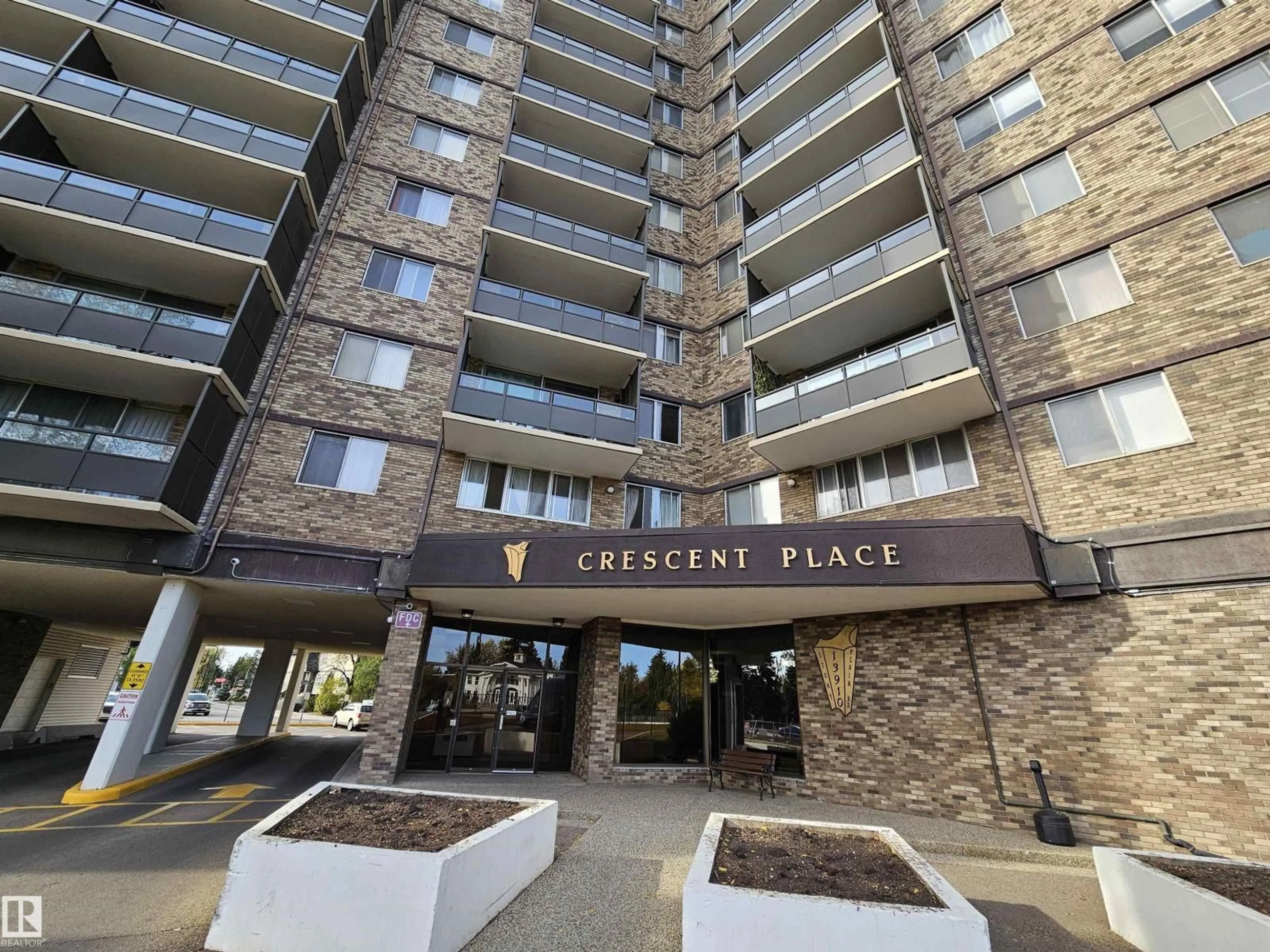 Indoor foyer for 13910 - 718 STONY PLAIN RD, Edmonton Alberta T5N3R2