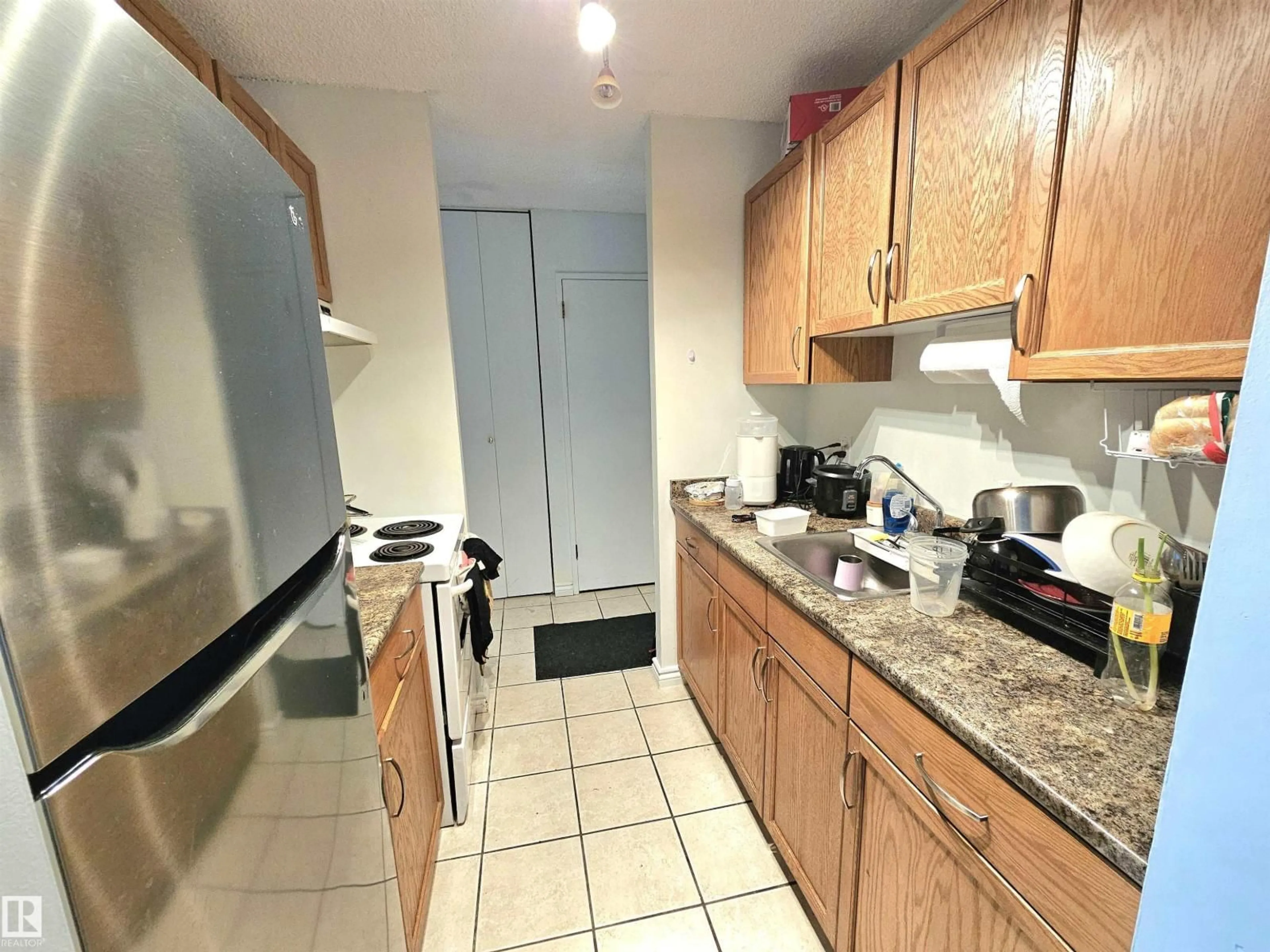 Standard kitchen, unknown for 13910 - 718 STONY PLAIN RD, Edmonton Alberta T5N3R2