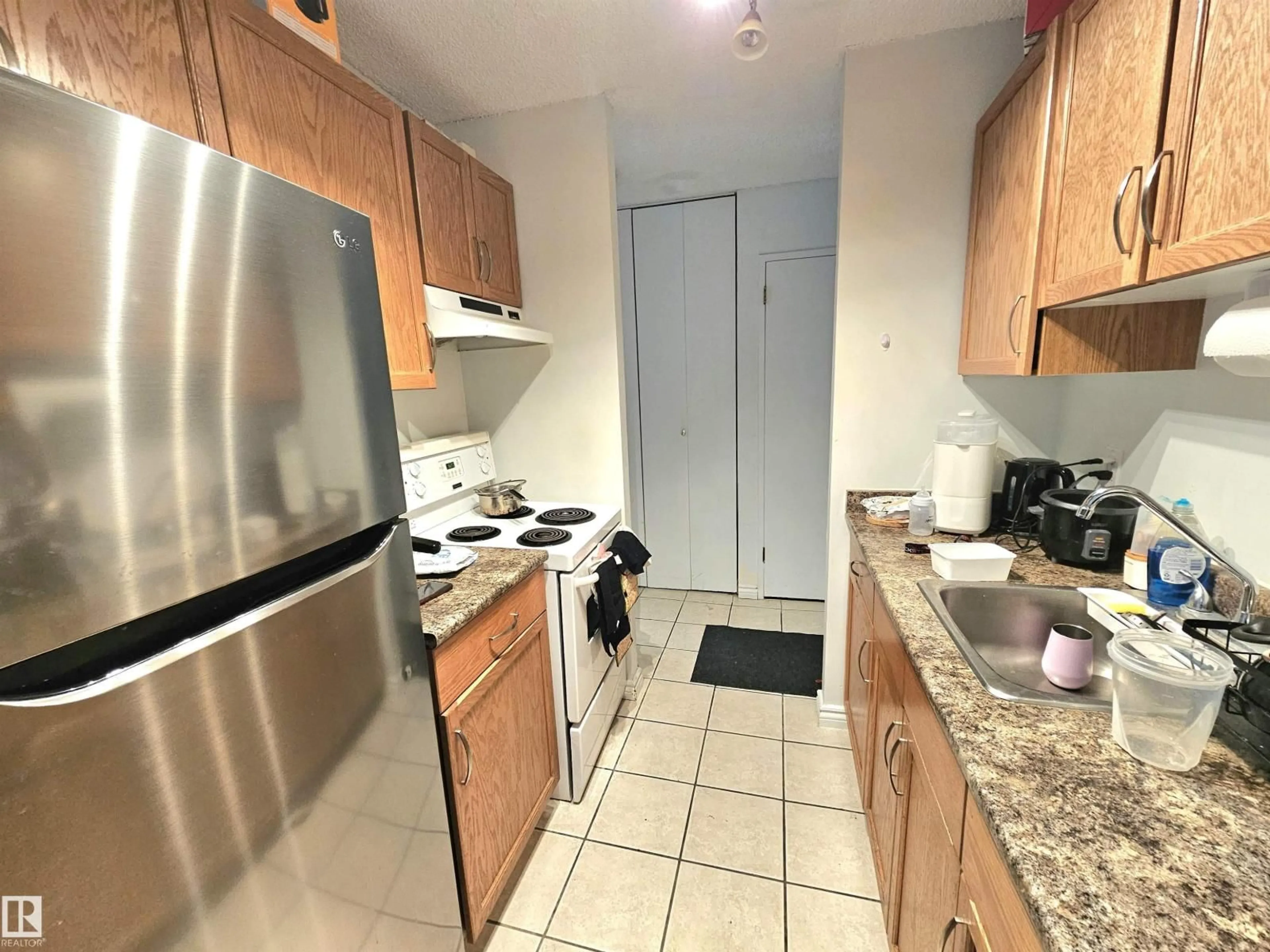 Standard kitchen, unknown for 13910 - 718 STONY PLAIN RD, Edmonton Alberta T5N3R2