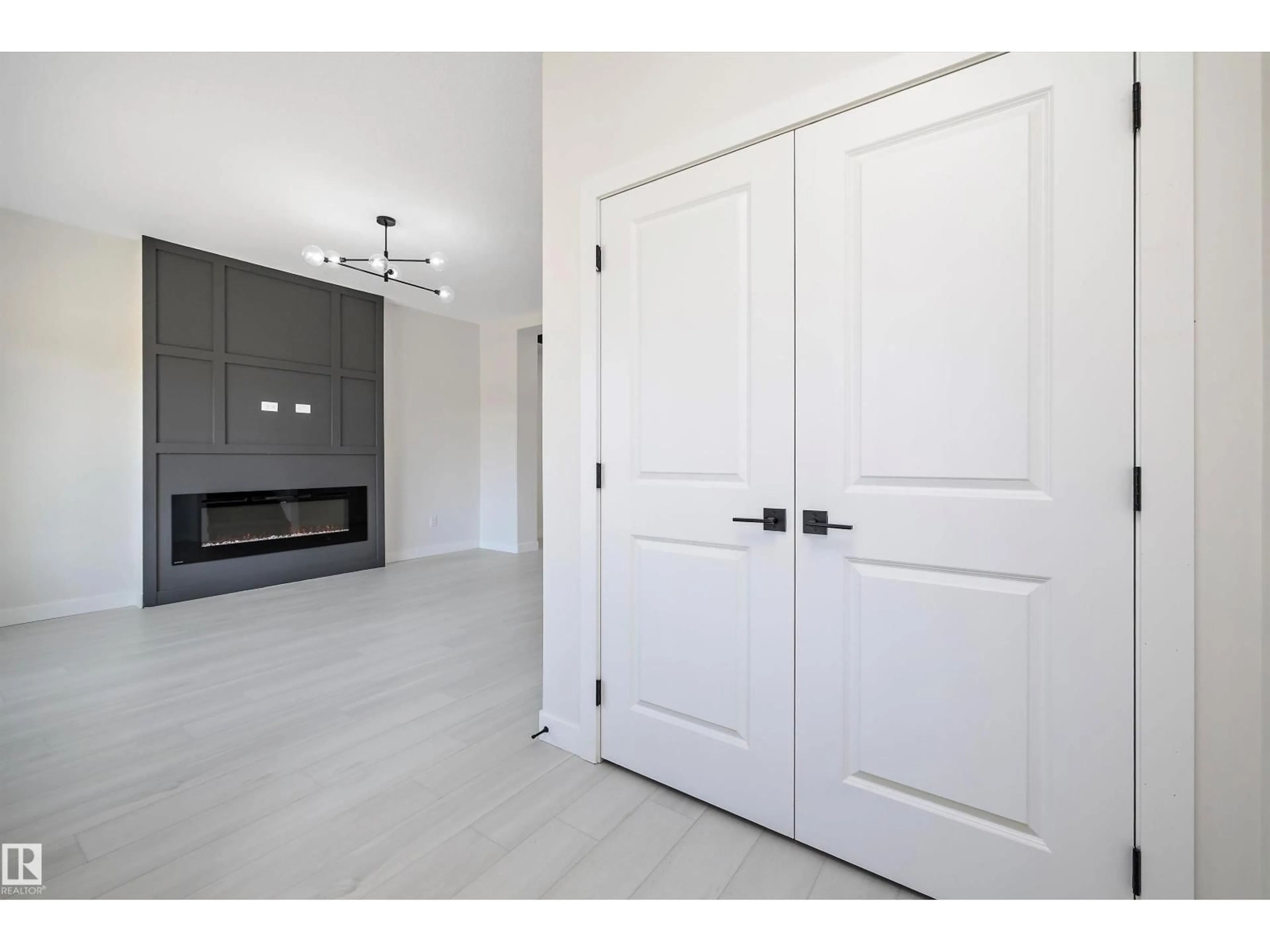Indoor entryway for 2113 CROSSBILL LN, Edmonton Alberta T5S0W3