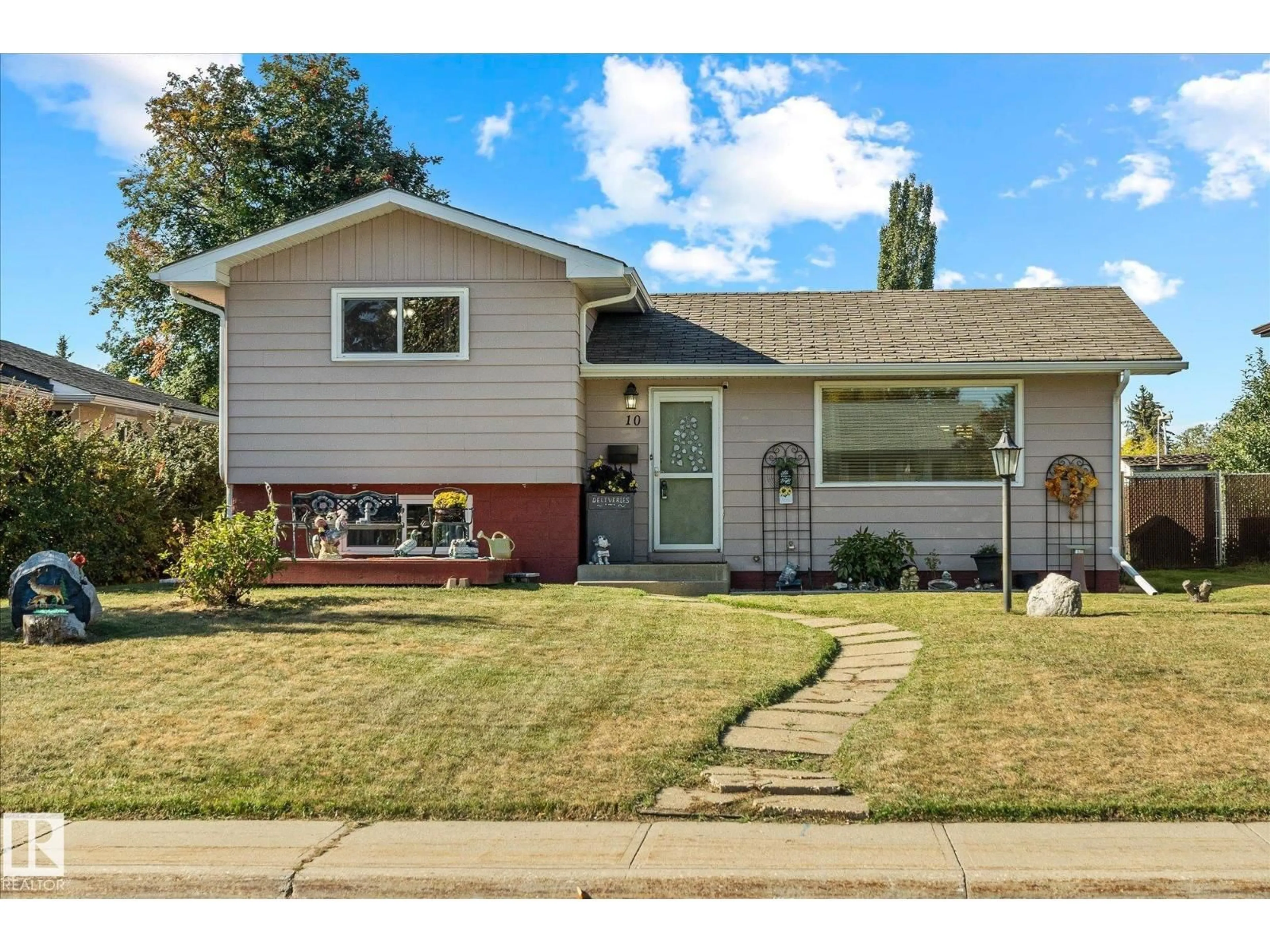 Home with vinyl exterior material, street for 10 BROOKSIDE CR, Spruce Grove Alberta T7X1B7