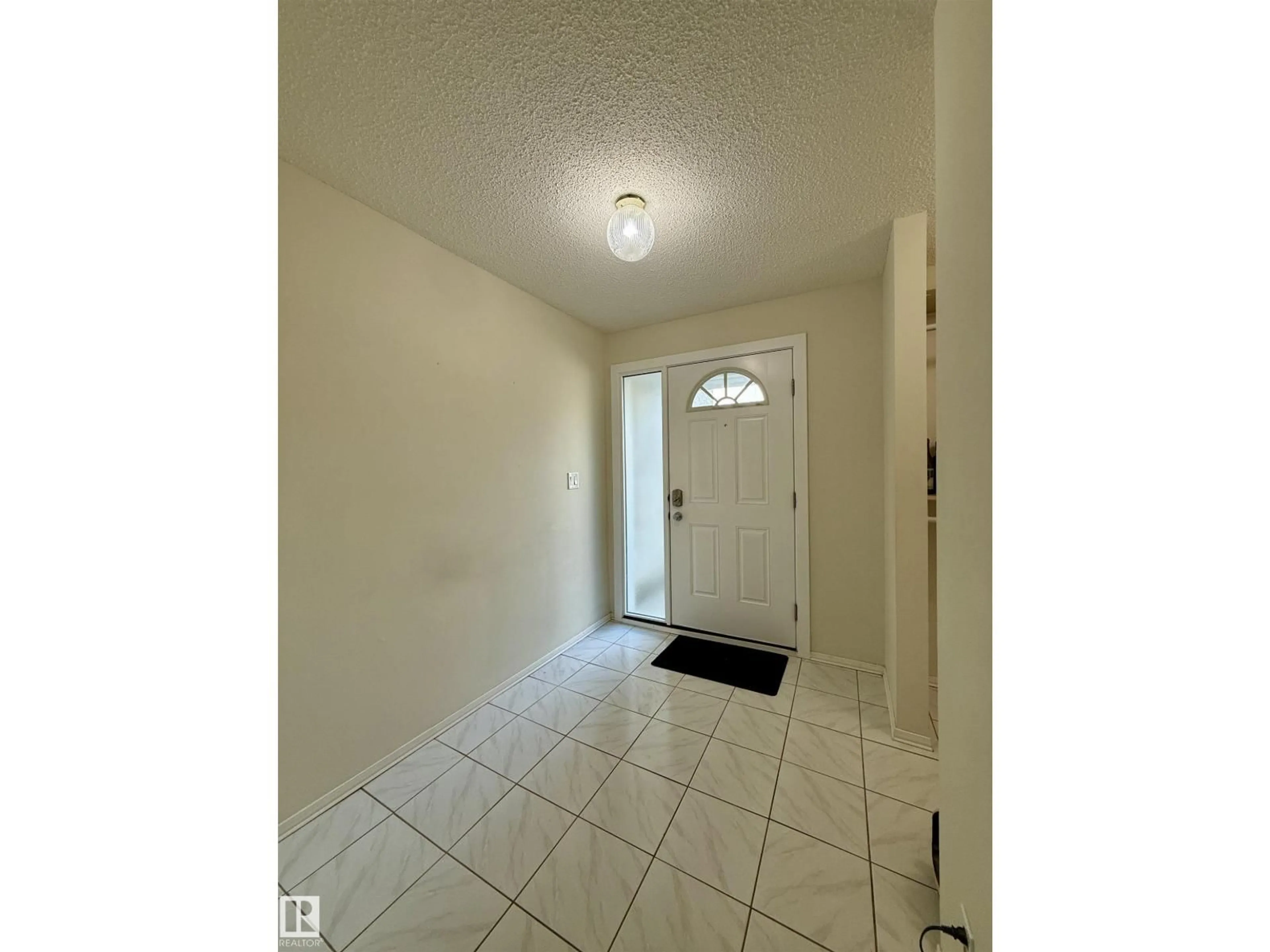 Indoor entryway for 221 CALLINGWOOD PL, Edmonton Alberta T5T2C6