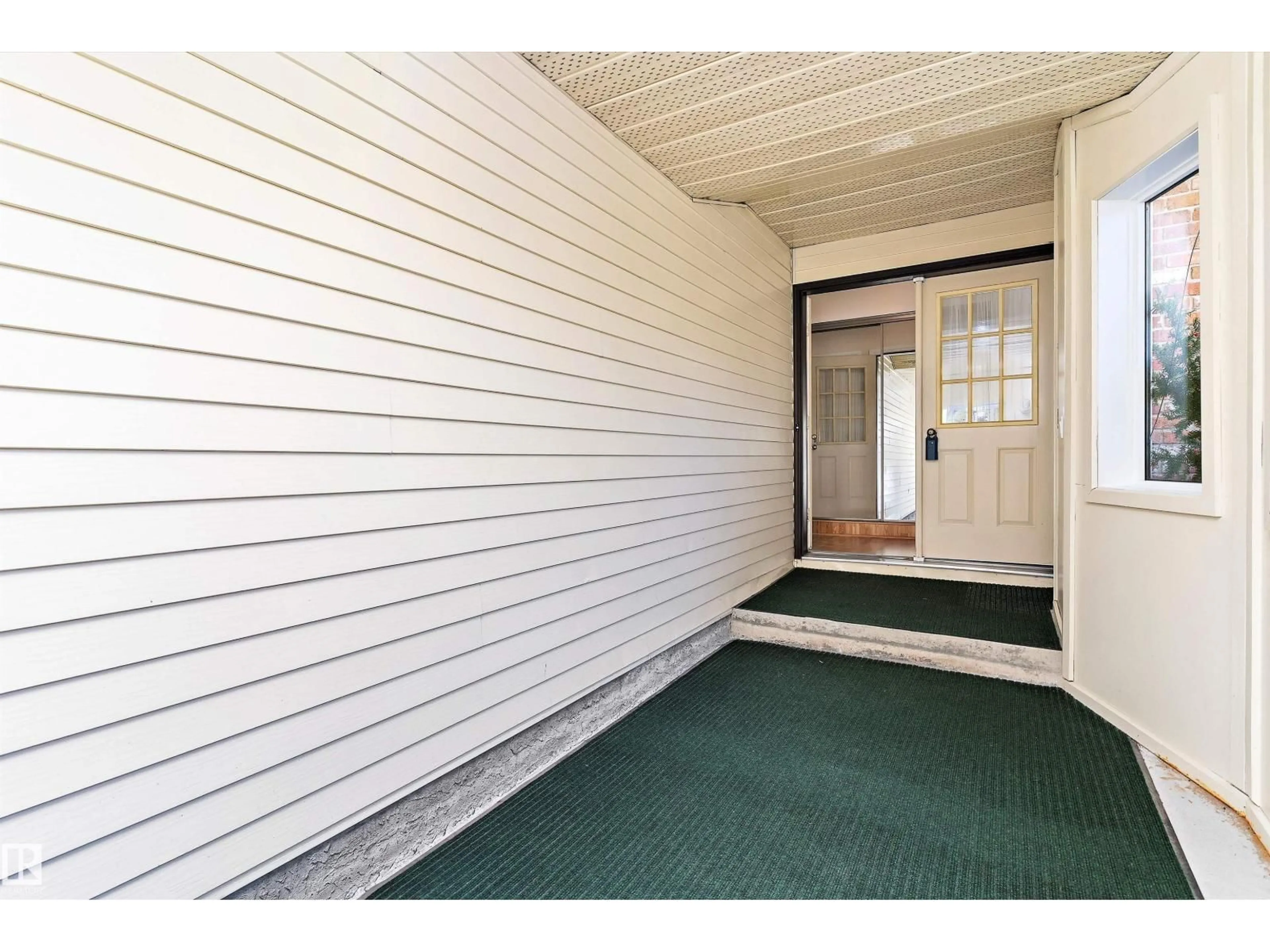 Indoor entryway for 10435 14 AV, Edmonton Alberta T6J5R7