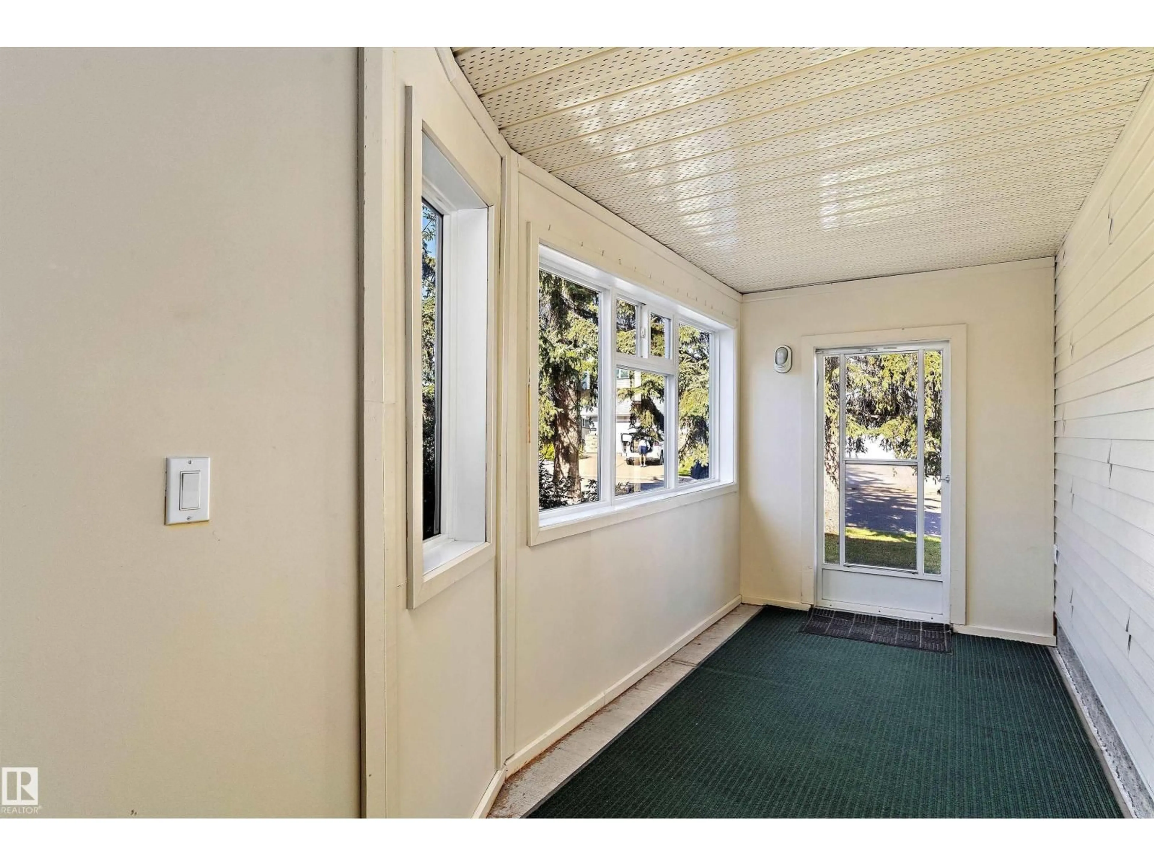 Indoor entryway for 10435 14 AV, Edmonton Alberta T6J5R7