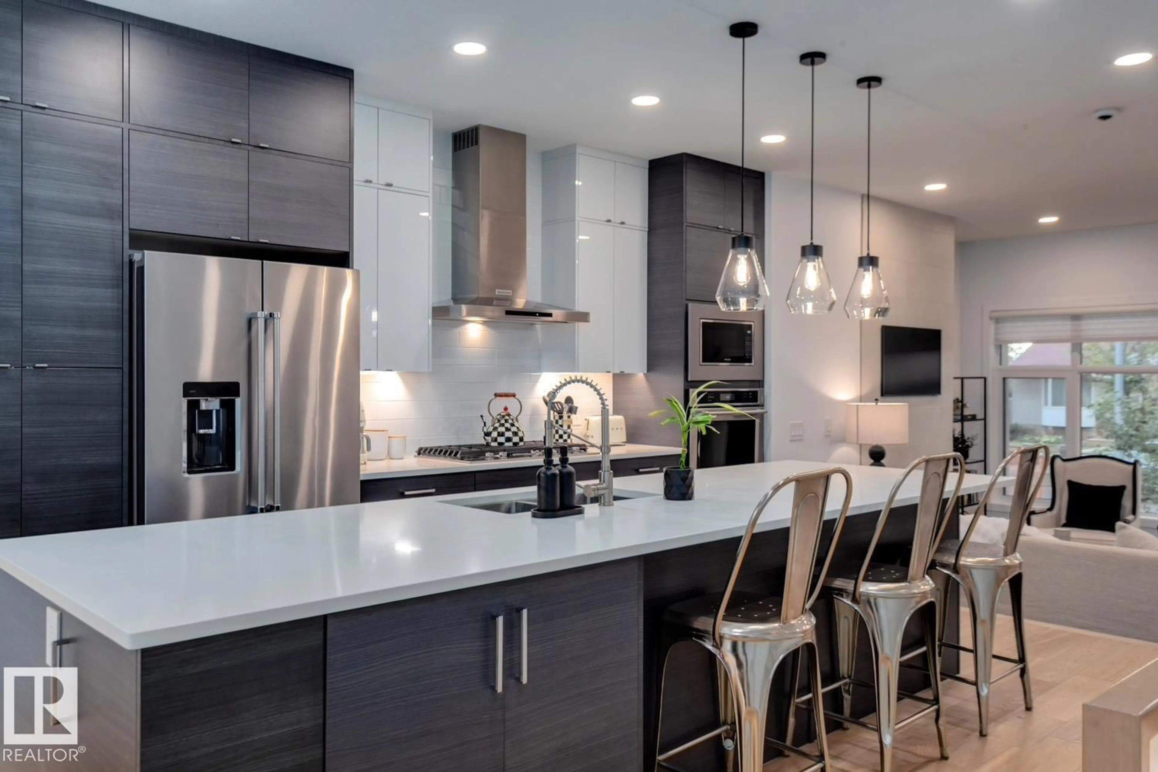 Contemporary kitchen, unknown for 14348 92A AV, Edmonton Alberta T5R5E4