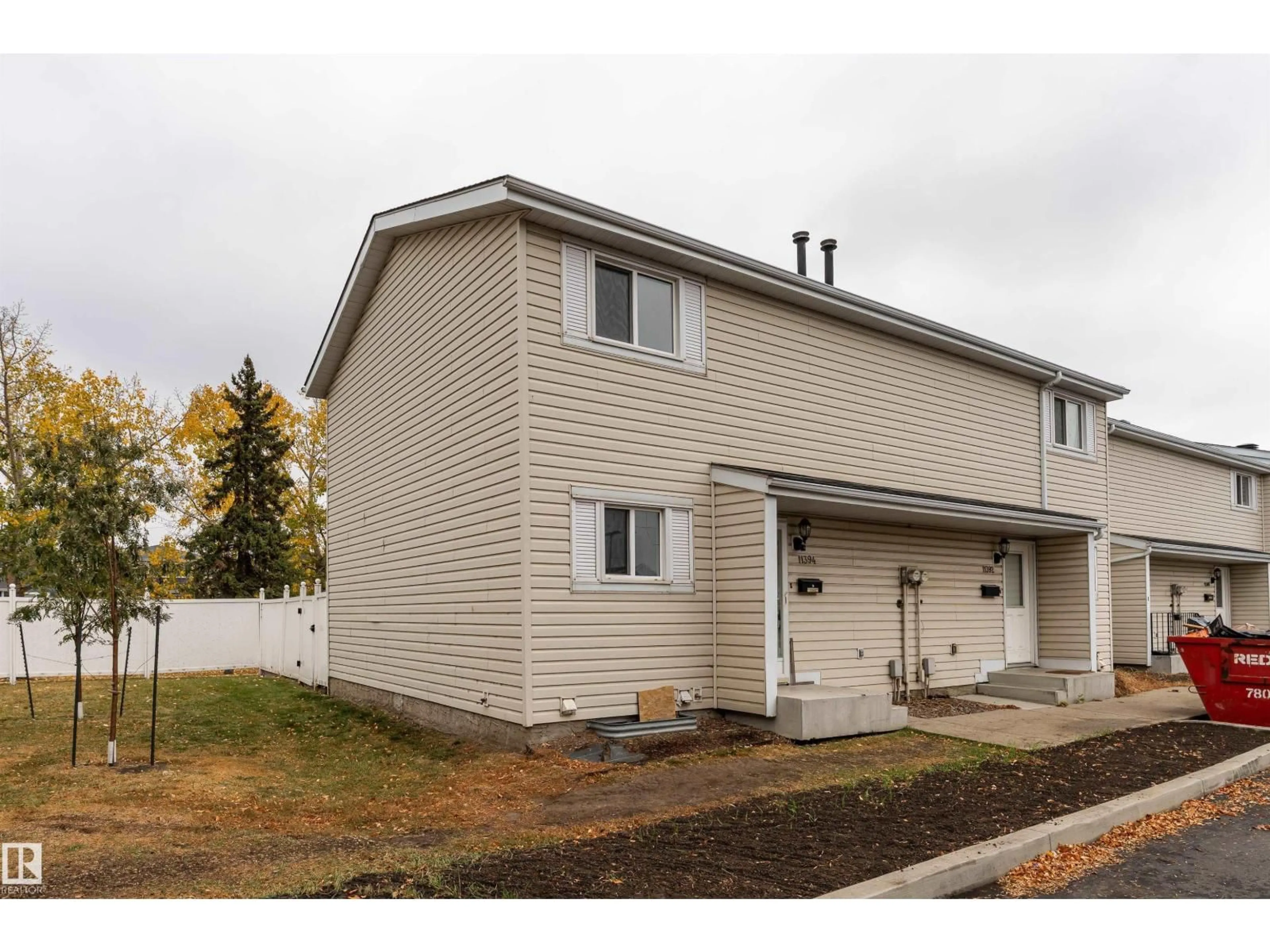 Home with vinyl exterior material, unknown for 11394 139 AV, Edmonton Alberta T5X3L4