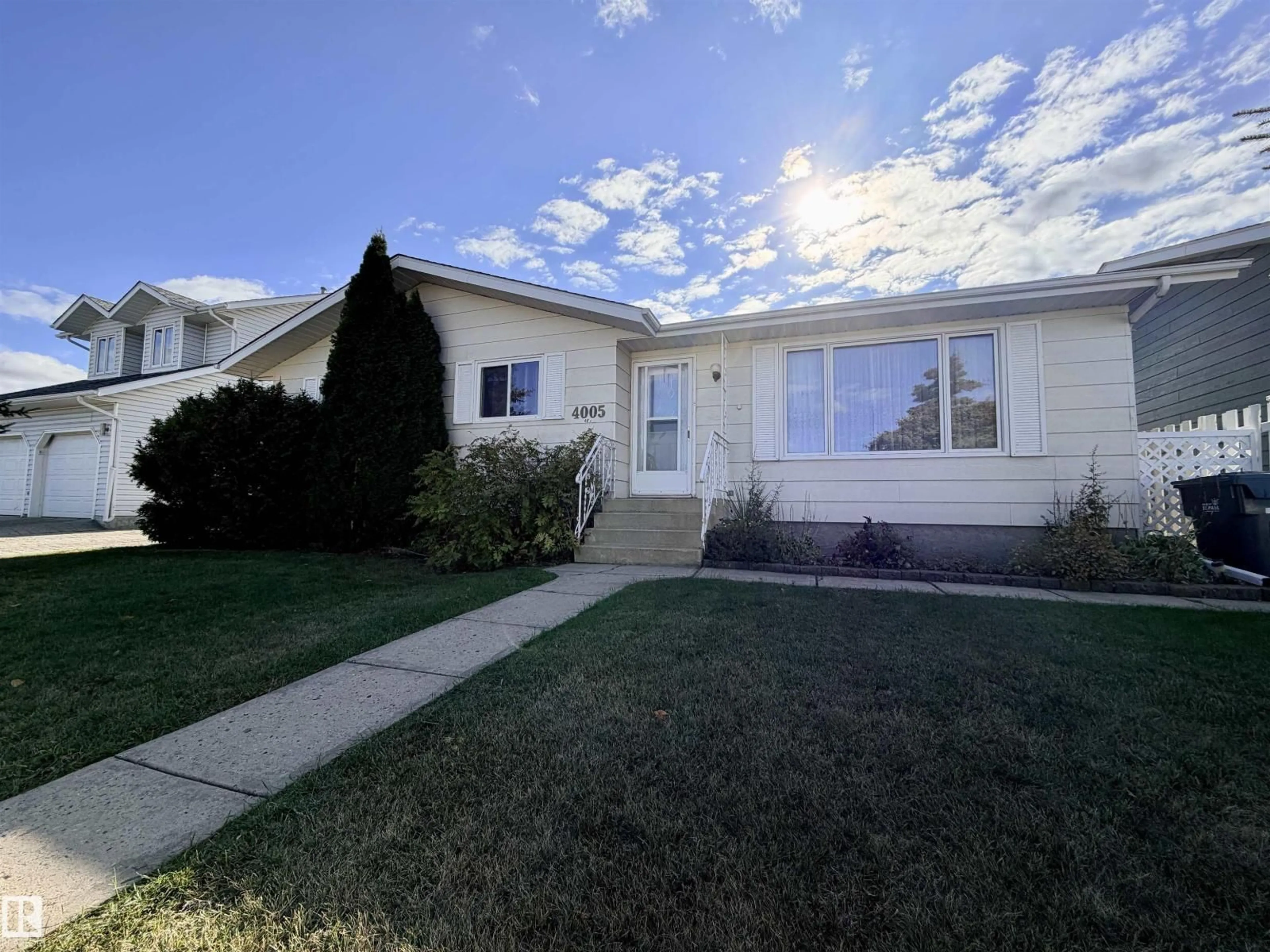 Home with vinyl exterior material, street for 4005 48 AV, St. Paul Town Alberta T0A3A2