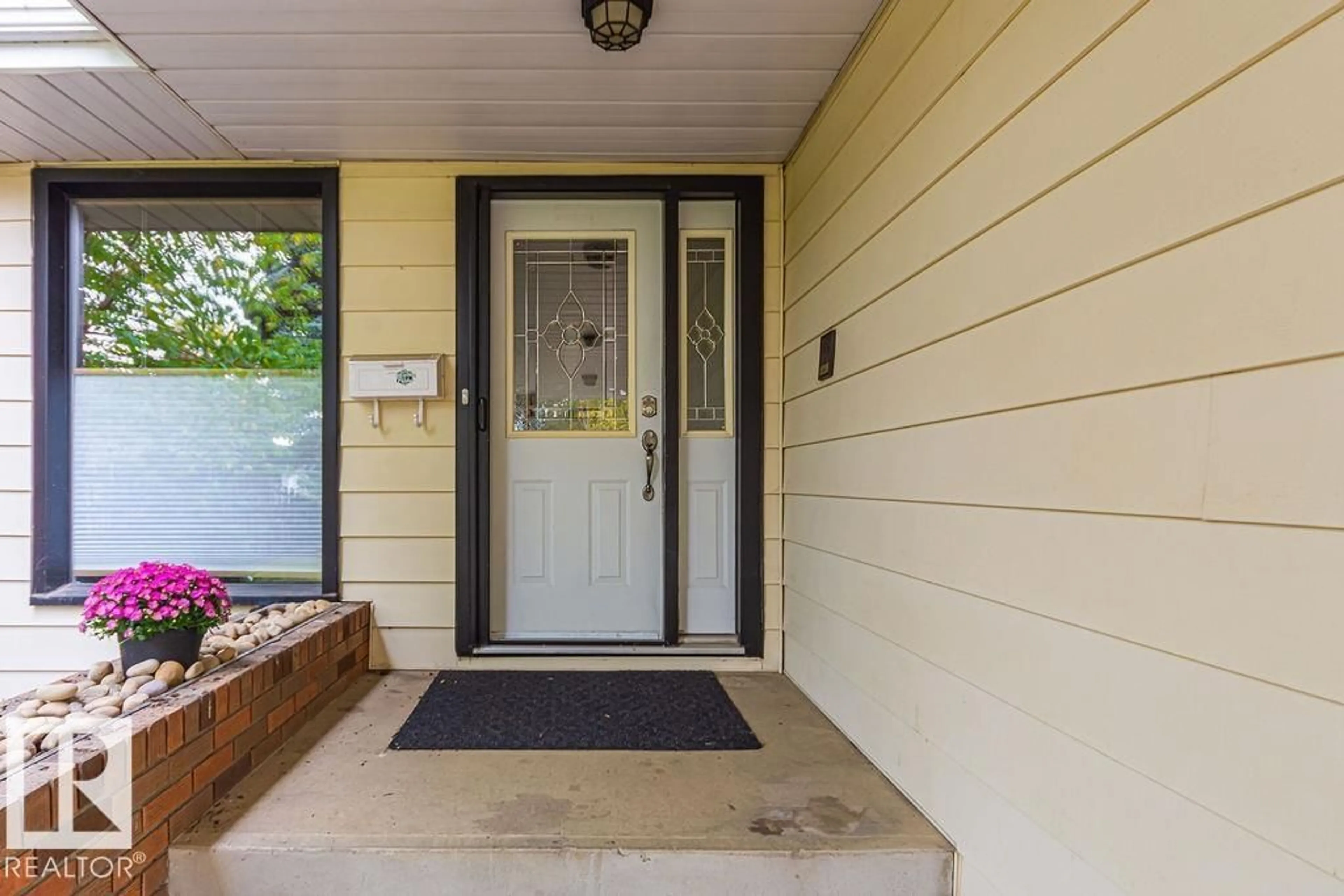 Indoor entryway for 1720 89 ST, Edmonton Alberta T6K2A9