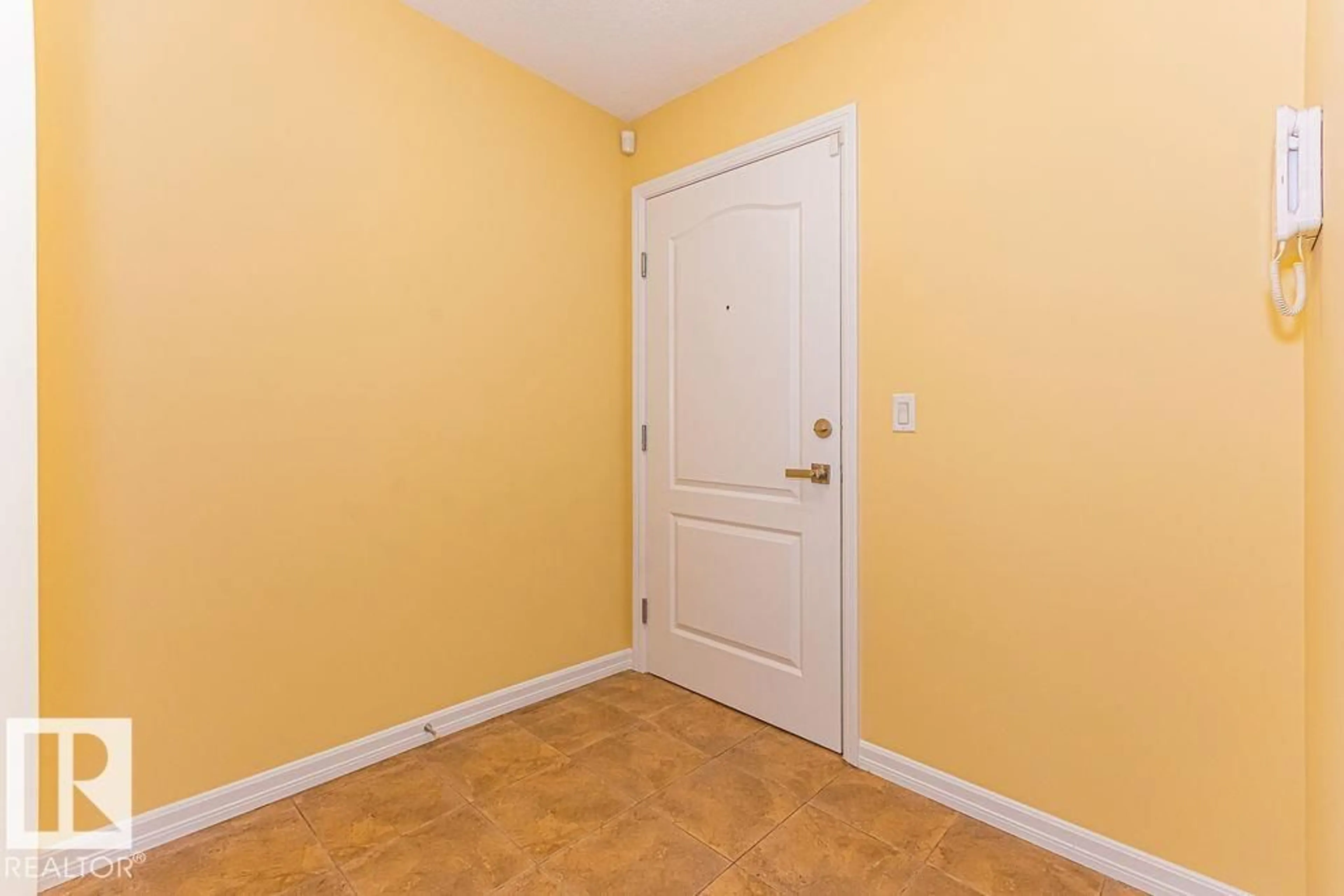 Indoor entryway for 105 - 271 CHARLOTTE WY, Sherwood Park Alberta T8H0N9