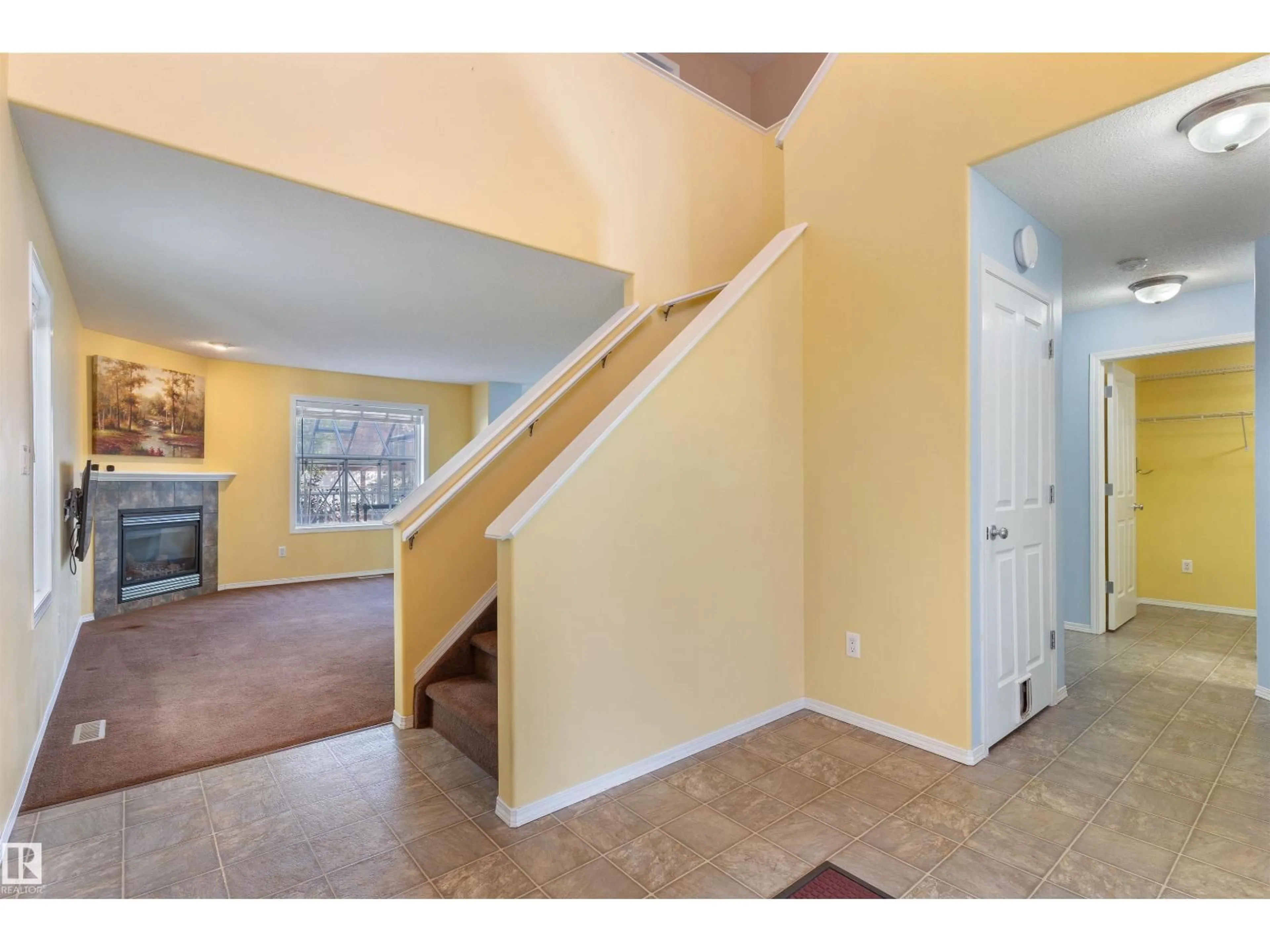 Indoor entryway for 3231 21 ST, Edmonton Alberta T6T0A9