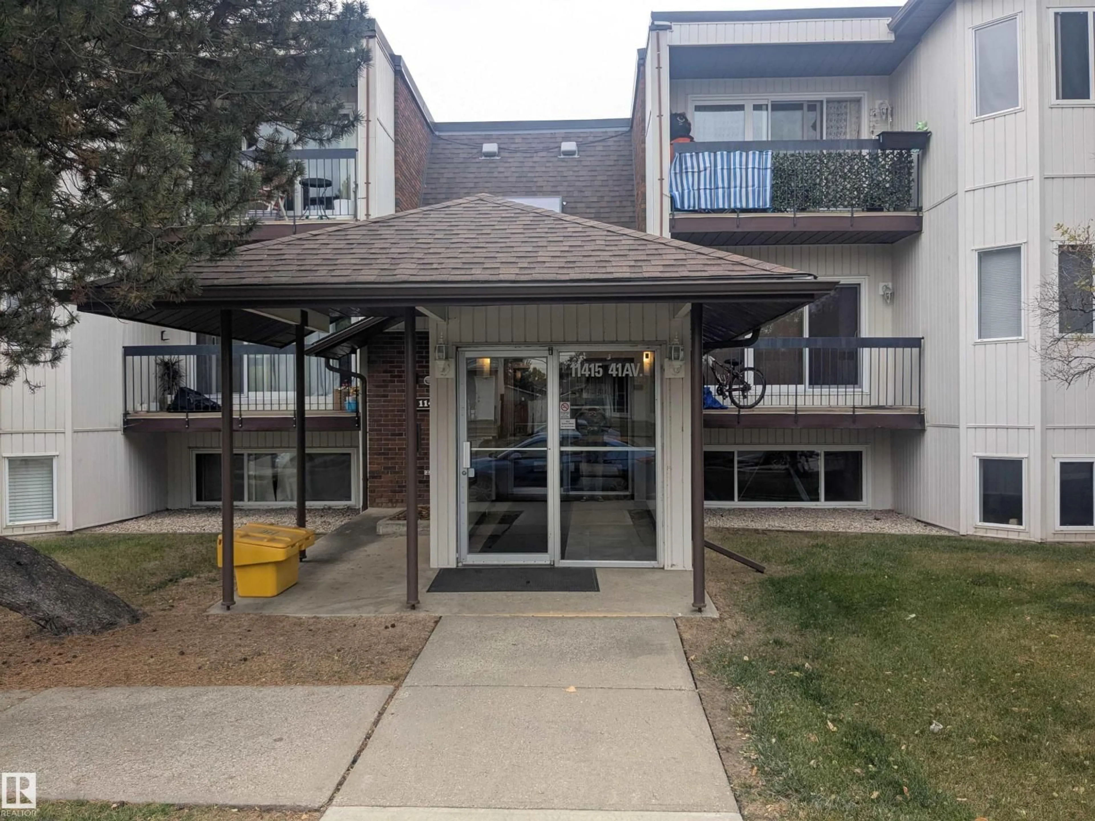 Indoor foyer for 105 - 11415 41 AV, Edmonton Alberta T6J0T9
