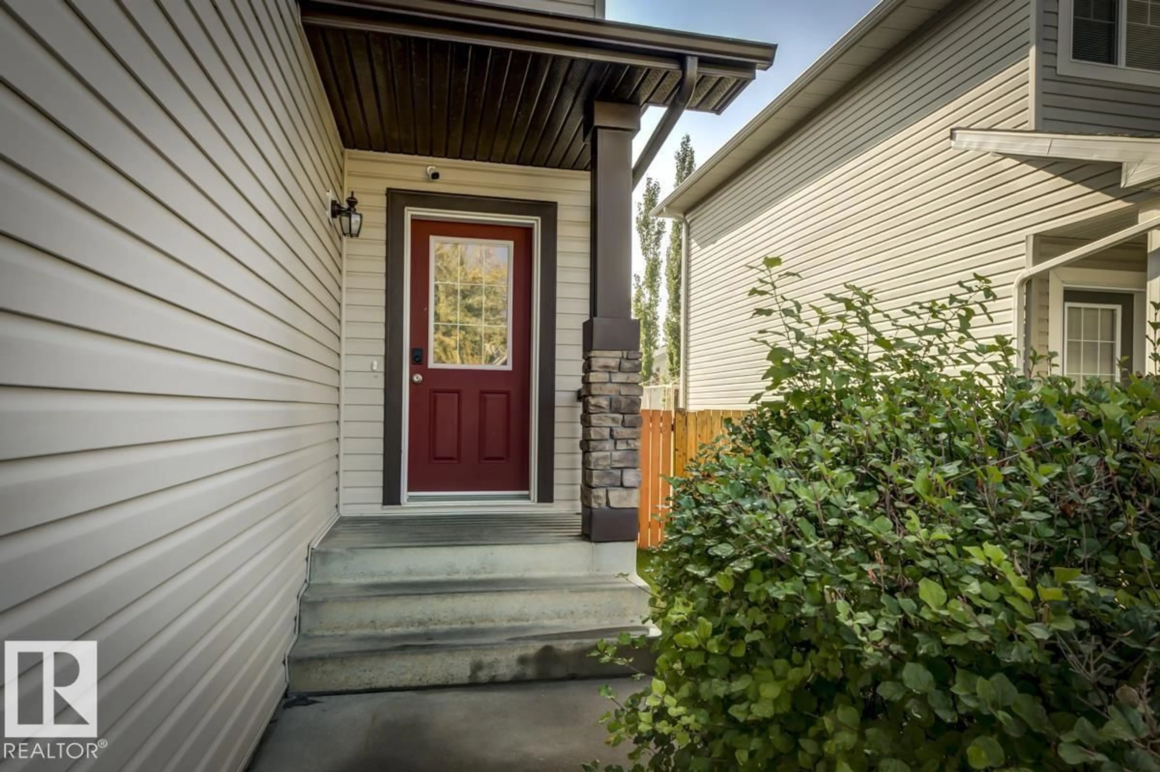 Indoor entryway for 5823 7 AV, Edmonton Alberta T6X0G6