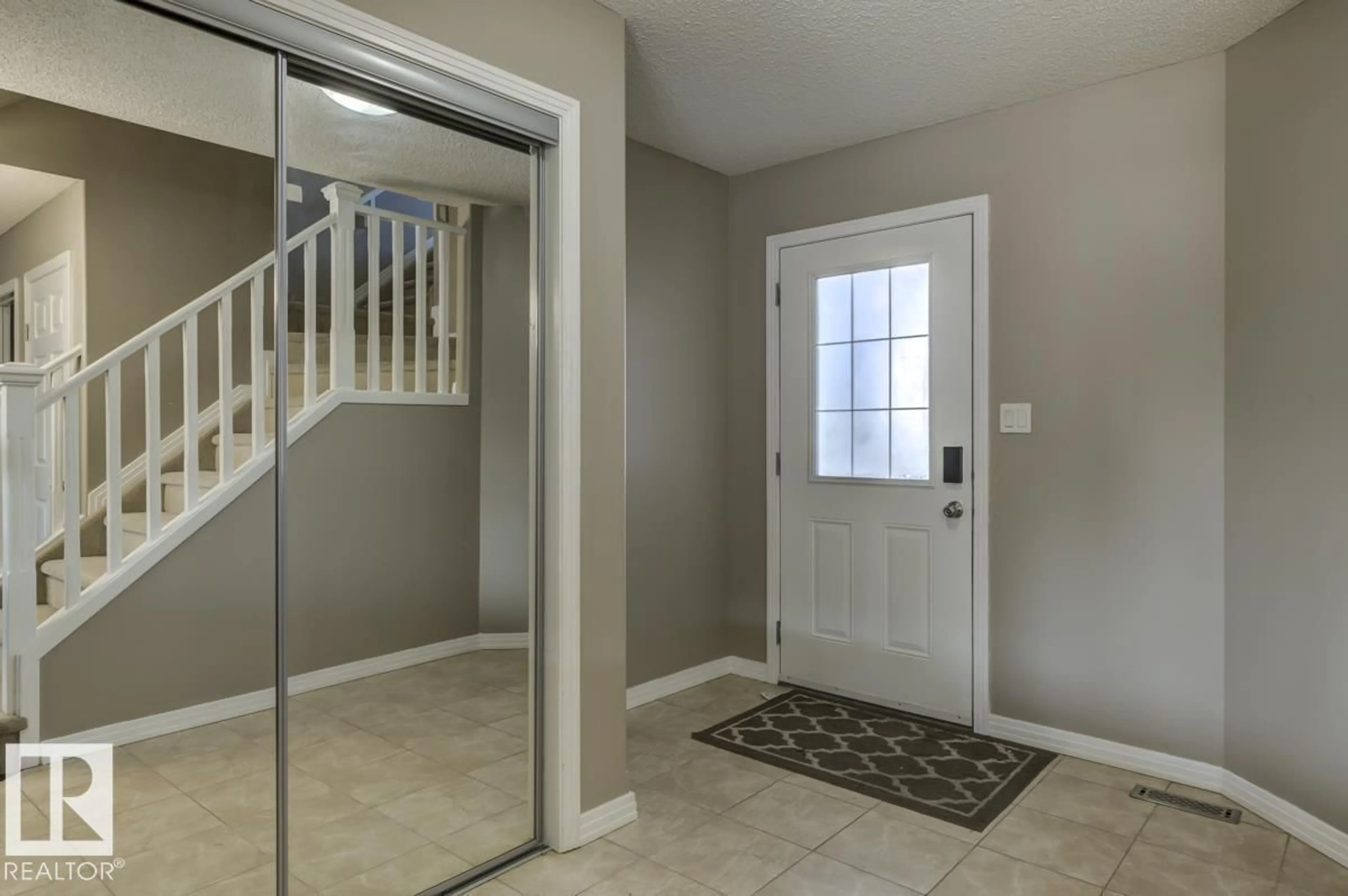 Indoor entryway for 5823 7 AV, Edmonton Alberta T6X0G6