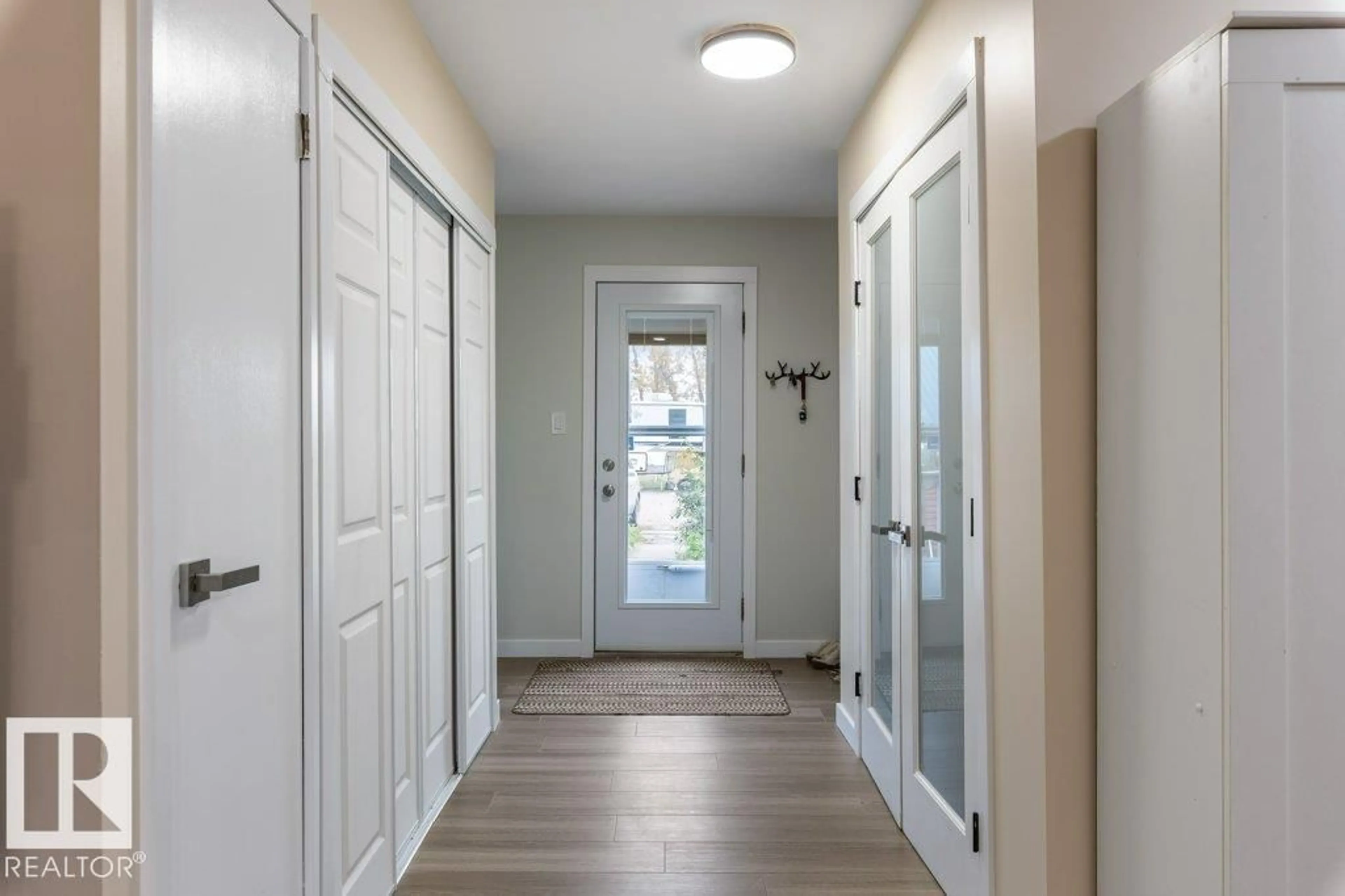 Indoor entryway for 55118 RGE ROAD 22, Rural Lac Ste. Anne County Alberta T0E1A0