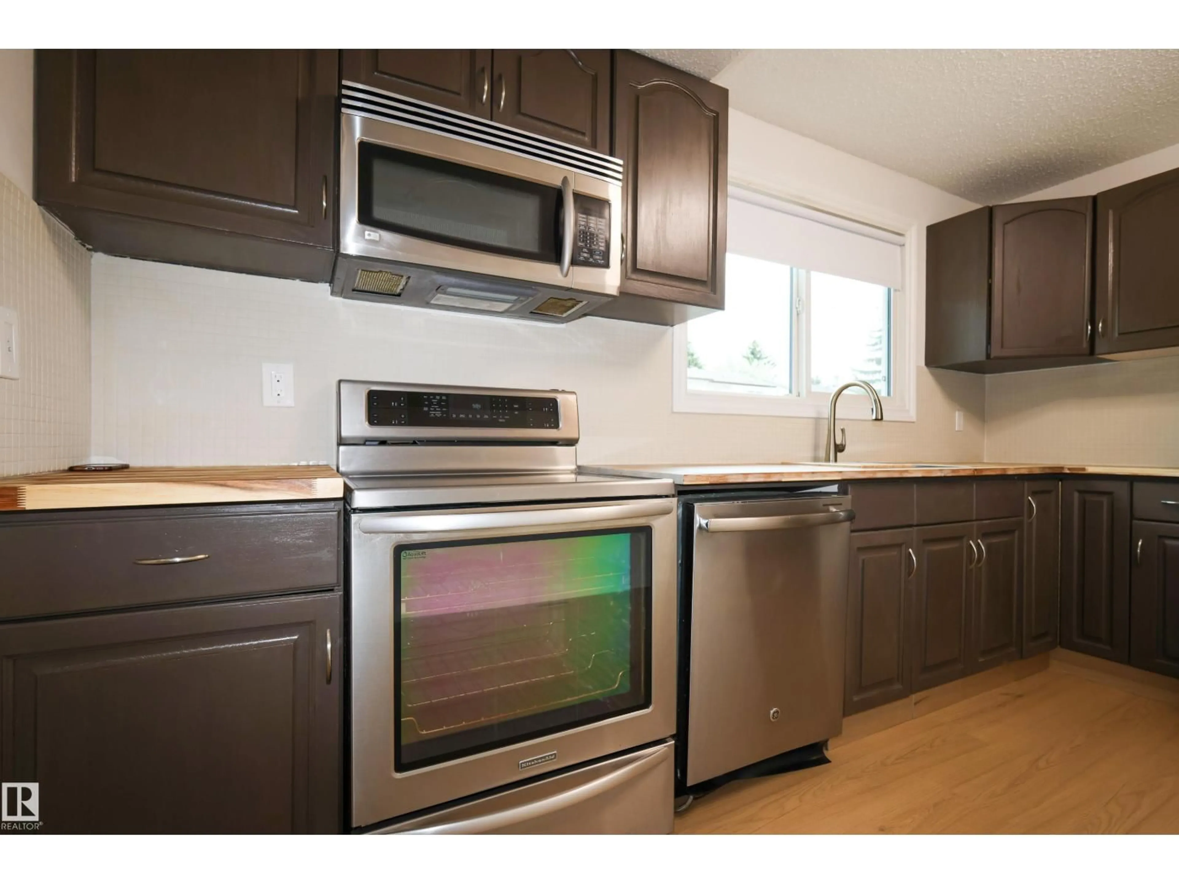 Standard kitchen, wood/laminate floor for 2577 135 AV, Edmonton Alberta T5A3S5